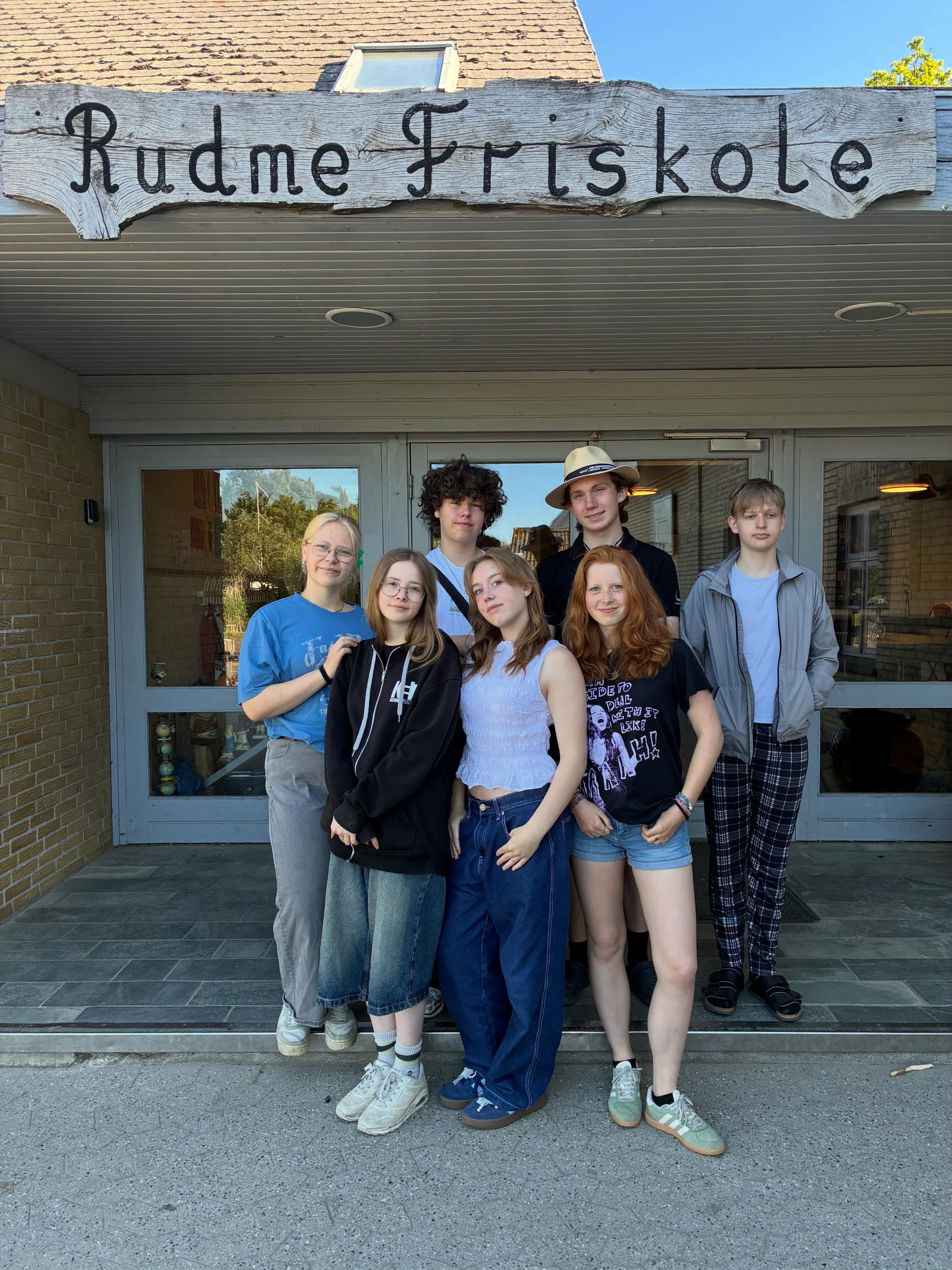 Dimission på Rudme Friskole 2026🌹🌹🌹🌹🌹🌹🌹
I aftes havde vi den smukkeste dimission, og vi fik taget den fineste afsked med to familier og vores 7 stk. 9. klasses elever. Tusind tak til alle fremmødte. 🥂🍾🍾Sikken en skøn aften 🌺🌼🌸
Vi ønsker de unge, dejlige elever held og lykke med deres videre vej i livet ♥️