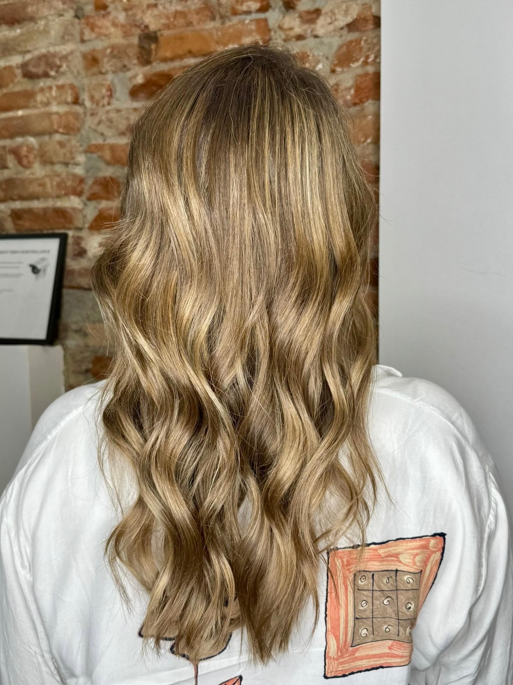 QUAND LA LUMIÈRE FAIT TOUT 💛
Regardez-moi ces reflets.
Ce blond qui joue avec la lumière.
Ces nuances dorées.
Ce mouvement qui donne vie à la matière.
Comme si le soleil
s’était posé dans les cheveux.
Un blond qui a l’air naturel,
et qui demande un vrai savoir-faire.
Un éclaircissement sur mesure,
pensé pour ELLE.
Pour son teint, ses envies, ses cheveux.
Et le résultat parle tout seul ✨
Tu veux le même effet lumière ?
On commence par un diagnostic.
05 61 63 42 89
blond lumineux éclaircissement sur mesure reflets dorés balayage naturel L’Atelier de Maud Toulouse couleur brillance