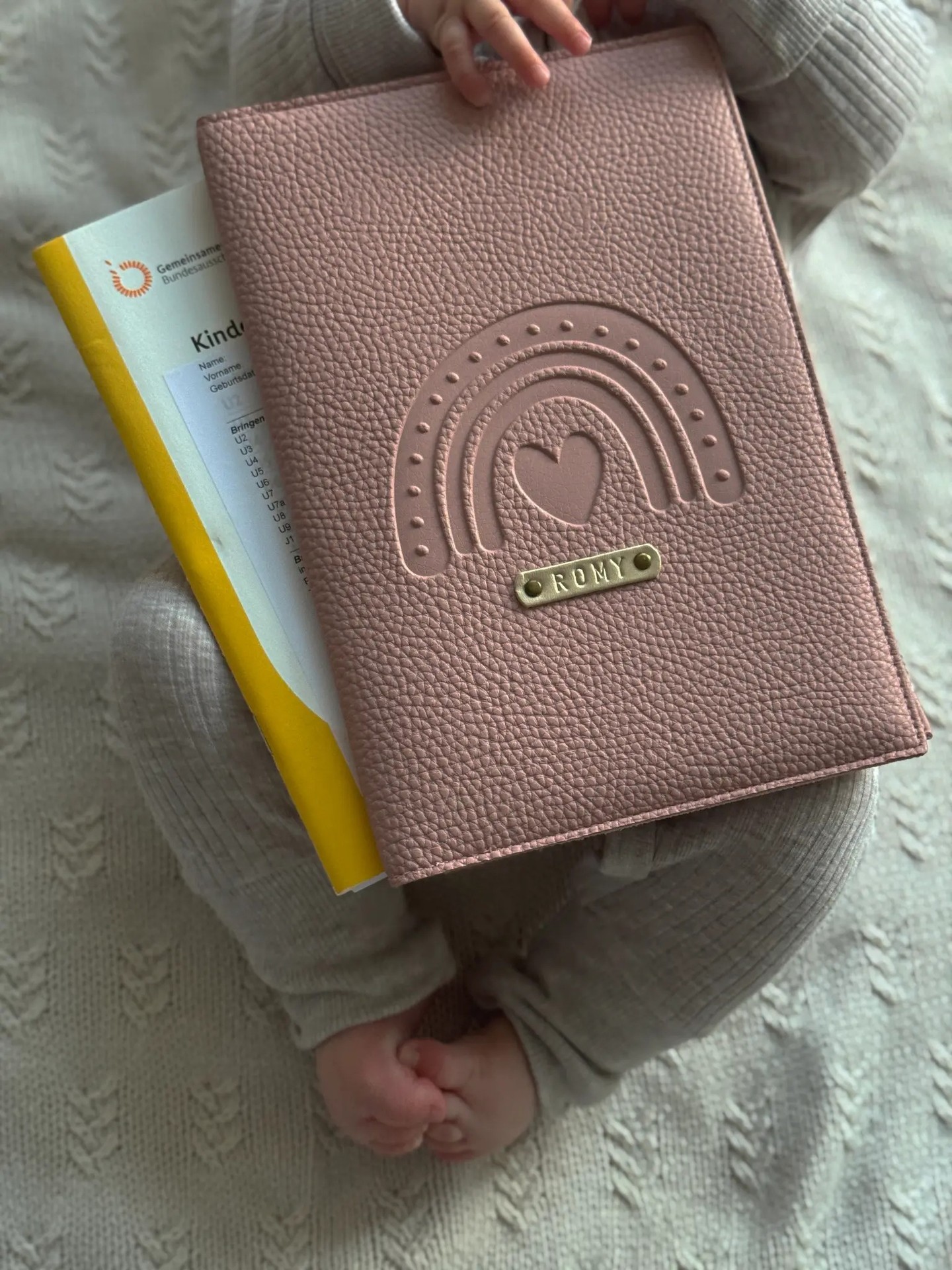 Herzenspost für die kleinsten Wunder! ✨👶
Ein personalisiertes U-Heft Cover ist mehr als nur ein Schutz – es ist ein Begleiter für die ersten Jahre und eine wunderschöne Erinnerung an eine ganz besondere Zeit.
Unsere Hüllen aus hochwertigem Kunstleder werden mit viel Liebe in München für euch gefertigt. Ob mit Regenbogen, Herz oder ganz schlicht – ihr entscheidet! 🌈💖
Perfekt als Geschenk zur Geburt oder einfach für das eigene kleine Glück.
👉 Jetzt im Onlineshop entdecken und individuell gestalten! (Link in Bio)
#NessisManufactur #UHeftHülle #BabyGeschenk #GeschenkZurGeburt #München #Handmade #Baby2026 #PersonalisierteGeschenke