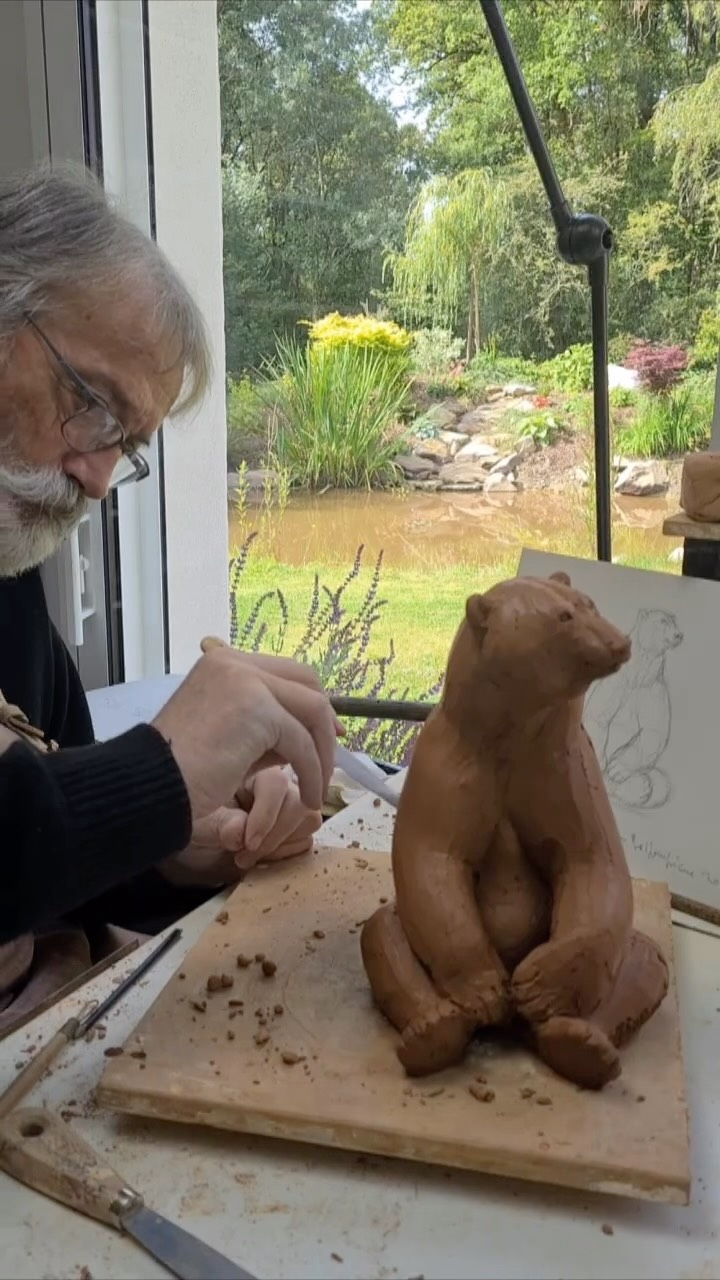 Dans le secret de la création à l’atelier (2025)
#michelbassompierre #modelage #argile #clay #bear