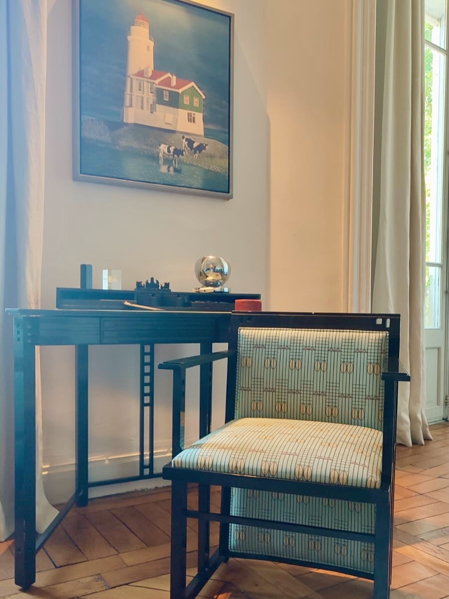 Rénovation complète pour ce très beau fauteuil Art Déco qui retrouve sa place à côté de son bureau.
Finition passepoil dans le même tissu Joseph Hoffmann.
Vous avez un fauteuil, un siège ou un canapé à rénover ?
Demandez un devis !
Réponse sous 48h.
🔗Lien en bio