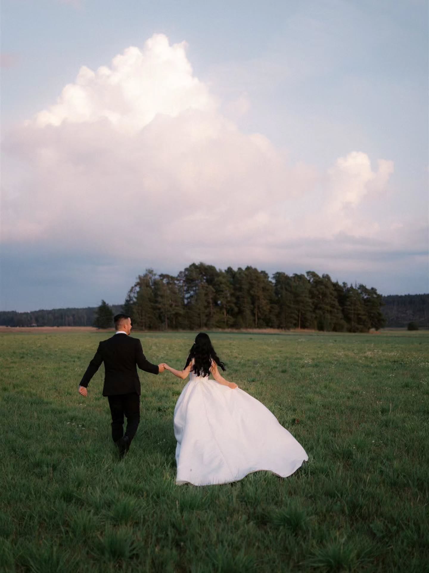 Running into the sunset.
#hääkuvaajat #hääkuvaus #finlandweddingphotographer #weddinginfinland #destinationweddinginfinland