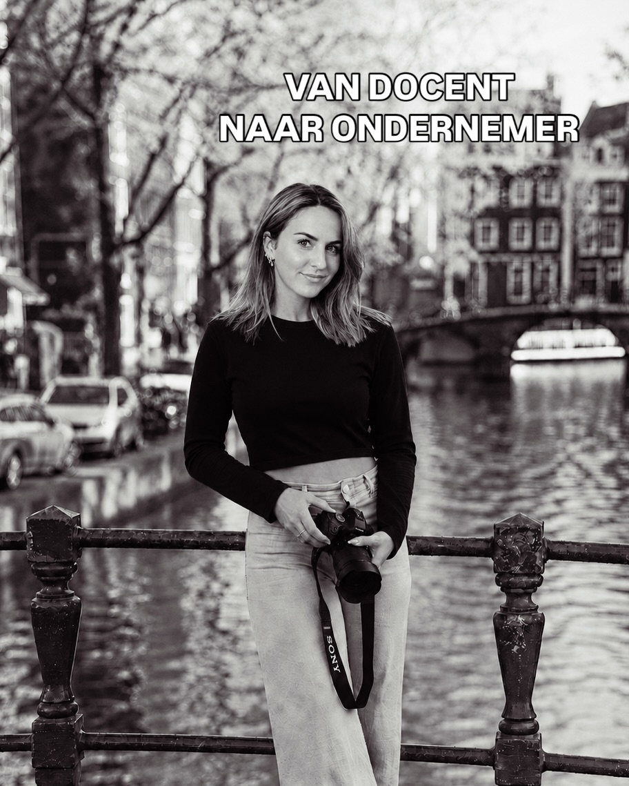 “Hoe ben je @noramaria.agency begonnen?” Zoals je misschien weet stond ik drie jaar geleden nog voor de klas als docent Engels.
Maar daarnaast had ik altijd al een grote liefde voor fotografie. Ik liep regelmatig door Amsterdam met mijn camera om de stad vast te leggen. Gewoon omdat ik het leuk vond. Daarnaast heb ik jarenlang in de horeca gewerkt, waardoor ik altijd al een zwak had voor restaurants en horeca.
Tijdens mijn tweede zwangerschap kreeg ik de vraag of ik iemand kon helpen met zijn Instagram. Foto’s maken, video’s opnemen en de social media verzorgen. Dat leek me ontzettend leuk, dus ik zei ja.
Eerst kwam die ene klant. Daarna volgde de volgende. En nog één.
Toen mijn jongste dochter één jaar was, besloot ik de sprong te wagen. Ik zei mijn baan als docent op en ging volledig voor mijn eigen bedrijf. Best spannend, want ik had geen idee waar het naartoe zou groeien.
Sterker nog, ik dacht dat ik dit altijd in mijn eentje zou doen. Daarom heet het bedrijf ook Nora Maria Agency. Ik had nooit verwacht dat het ooit een team zou worden.
Fast forward naar vandaag.
Ineens heb ik mensen in dienst en een team van vijftien geweldige freelance creators waarmee we de complete online content verzorgen voor meer dan 45 bedrijven in Amsterdam en omgeving. Van fotografie en videografie tot ideeën, strategie, captions en contentplanning.
Als je vandaag door Instagram, TikTok, Facebook of Google scrollt en content ziet van restaurants, hotels, wellness, beauty of andere bedrijven in Amsterdam, is de kans groot dat je iets voorbij ziet komen dat door ons is bedacht, gefotografeerd, gefilmd of geschreven.
Dat iets wat begon als een passie voor fotografie en één simpele vraag, is uitgegroeid tot een bedrijf waar ik elke dag samen met een fantastisch team aan mag bouwen.