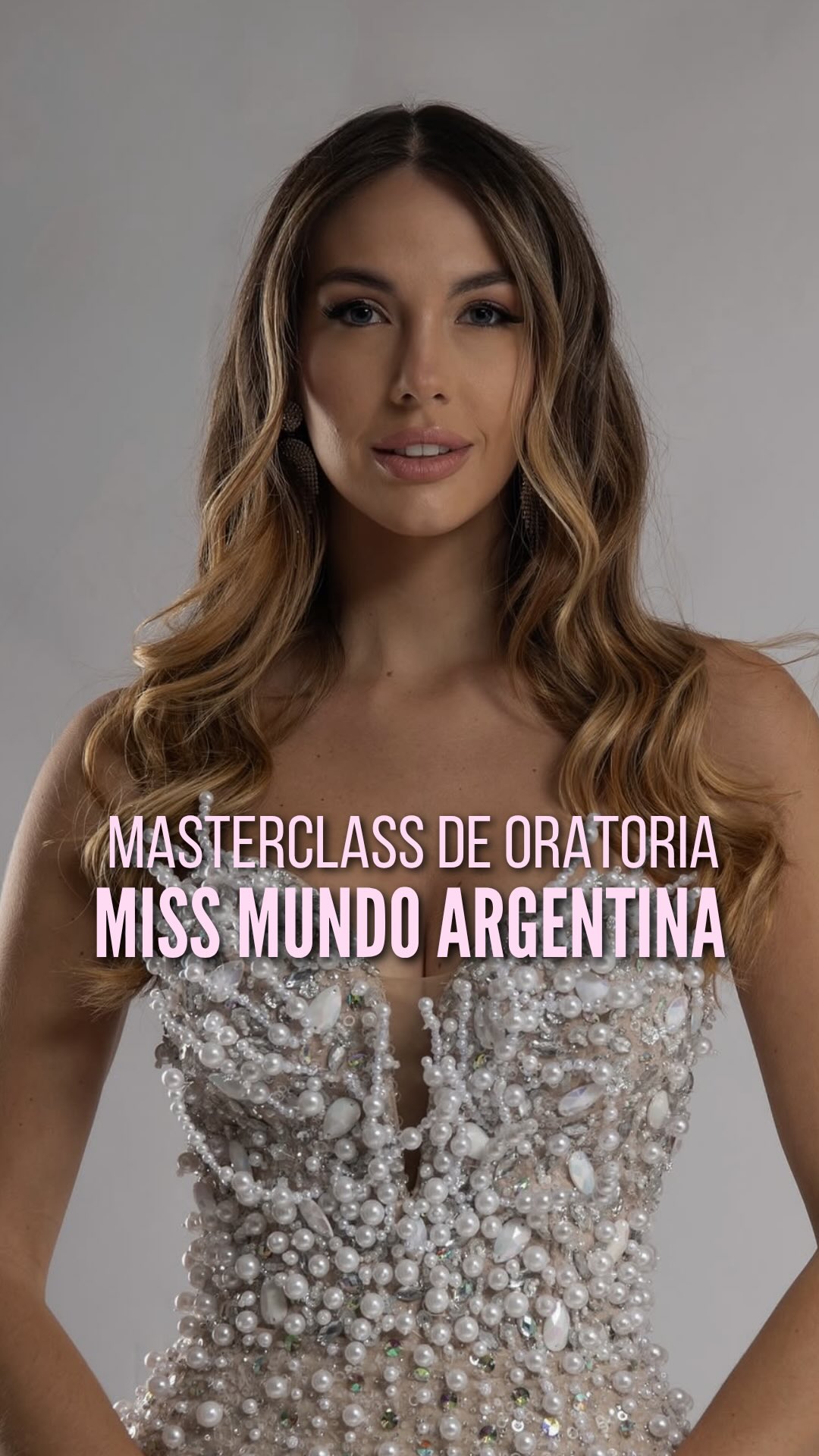 La representante de nuestro país en el certamen Miss Mundo, @alinaakselrad , estuvo presente en la “Expo Moda, Belleza y Estilismo” en la ciudad de La Plata para dictar una masterclass de oratoria.
Nos comunicó sobre la importancia de desarrollar una correcta oratoria, y herramientas para lograrlo.
Agpadecemos a la organización de @francy_lezcano por la invitación a este gran evento.
#missmundo #misses #AlinaAkselrad #certamendebelleza #masterclass