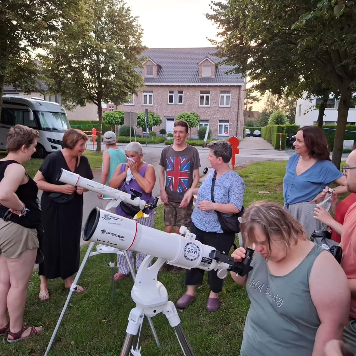 Op Rock voor specials konden bezoekers niet alleen rocksterren in het echt zien, maar dankzij onze leerlingen ook de maan!
In de telescopen die we van SSVI (Sterren schitteren voor iedereen) kregen, zag je heel helder de maan en zijn kraters.
Het was een fijne ervaring voor iedereen, het enthousiasme van de bezoekers was absoluut goud waard. @kijkerbouwvsrug
