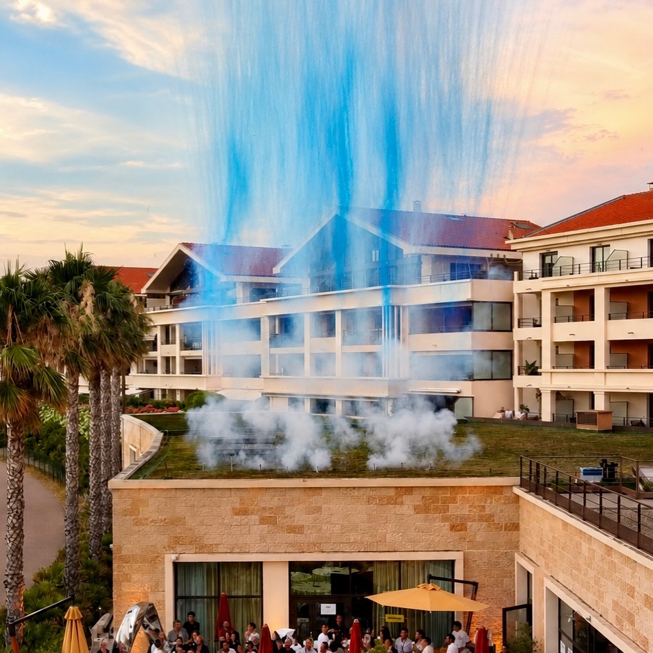 💙🤍 Retour sur notre tir blanc & bleu réalisé hier soir à la Villa M, au coucher du soleil, à l’occasion de la soirée du magazine Vivre Marseille.
Une prestation devant plus de 200 invités, dans une ambiance exceptionnelle. Merci au directeur de la Villa M pour sa confiance et son accueil !
Un grand merci également à Nature en Résine pour ces magnifiques photos qui immortalisent ce moment.
Poudre d’Éclat Events – Créons ensemble des instants inoubliables. #PoudreDEclatEvents #FeuxDeJour #VillaM #VivreMarseille #Evenementi