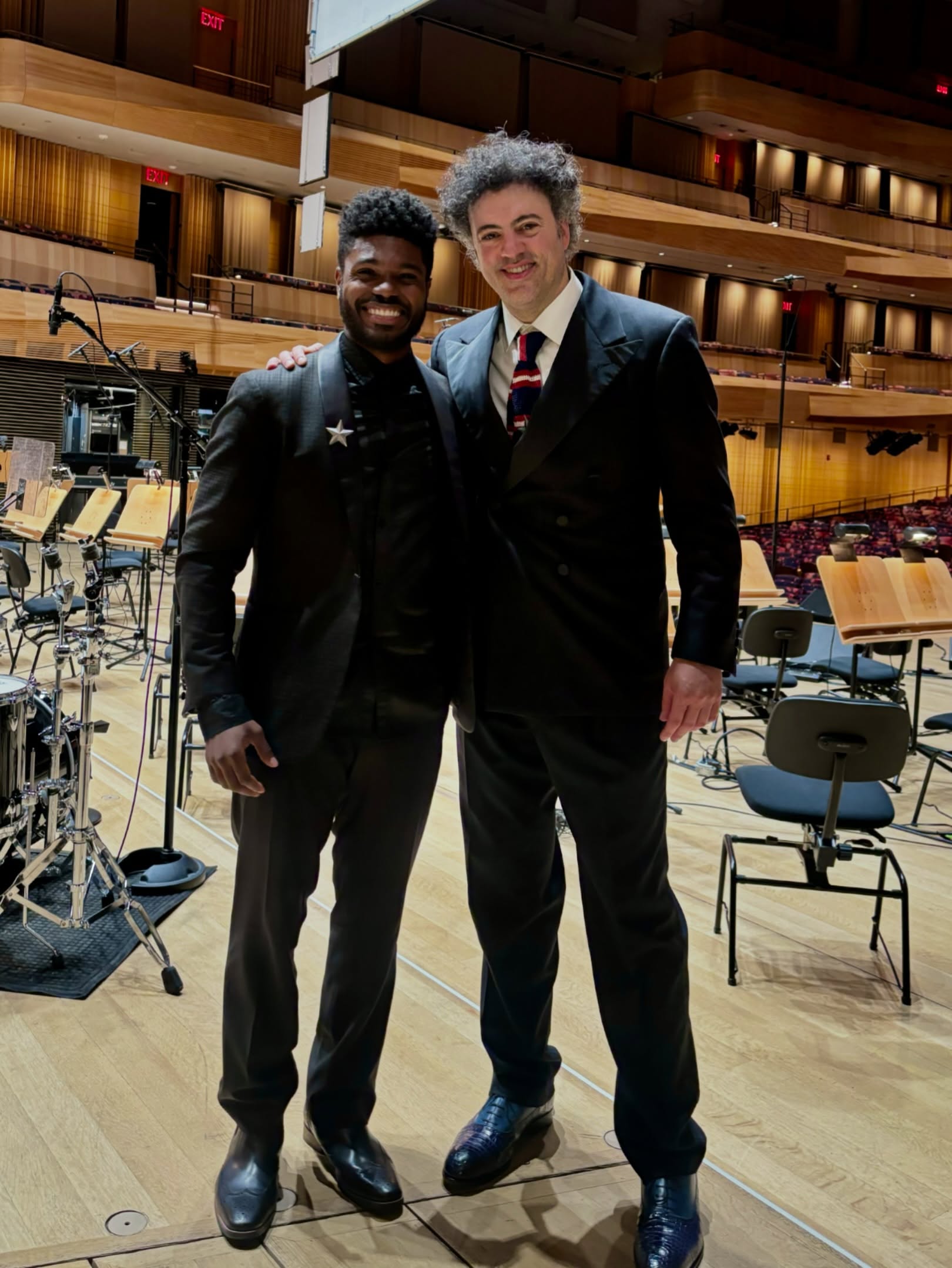 What an unforgettable night!🎻 Last night, @lincolncenter presented “Declaration: Songs of Democracy, Voices of Hope,” and I was honored to perform with @amercomporch!
It’s always an incredible feeling performing with the American Composers Orchestra, and getting to do it again at Lincoln Center made it even more special.
Working with maestro @ejacobsenmusic was such a joy! Watching him bring out the best in the young musicians joining us, the choir, and the ACO orchestra was inspiring to witness and be a part of. I hope there are many more opportunities for us to perform together!😁🎻
Huge congratulations to @laradownesmusic on a phenomenal concert, and to the brilliant @valerie_coleman_music on the beautiful world premiere of her solo piano composition “Life”!
I absolutely loved performing @pianitis / Arturo O’Farrill’s “Liberty.” It brought me right back to growing up in Harlem and Spanish Harlem, and my musician brain was in heaven as the music moved through so many fun yet challenging rhythms and genres🤓 It was also wonderful chatting about our mutual Sweet Plantain Quartet friends @arnolditobanda and the great David Gotay🙏🏾
@christophertinmusic’s “The Pursuit of Happiness” is such a remarkable work, and every piece and song on the program celebrated a different facet of America’s musical voice.
And btw... I could listen to @ekepnkwelle sing all day! 🙌🏾😆 I’m officially a new fan!
Congratulations to everyone on stage for bringing this incredible program to life. It was such a privilege to share the stage with all of you.
As always, thank you, @amercomporch, for another unforgettable memory. I can’t wait for the next one🫶🏾
#lincolncenter #worldpremiere #violinist #contemporarymusic #americanmusic