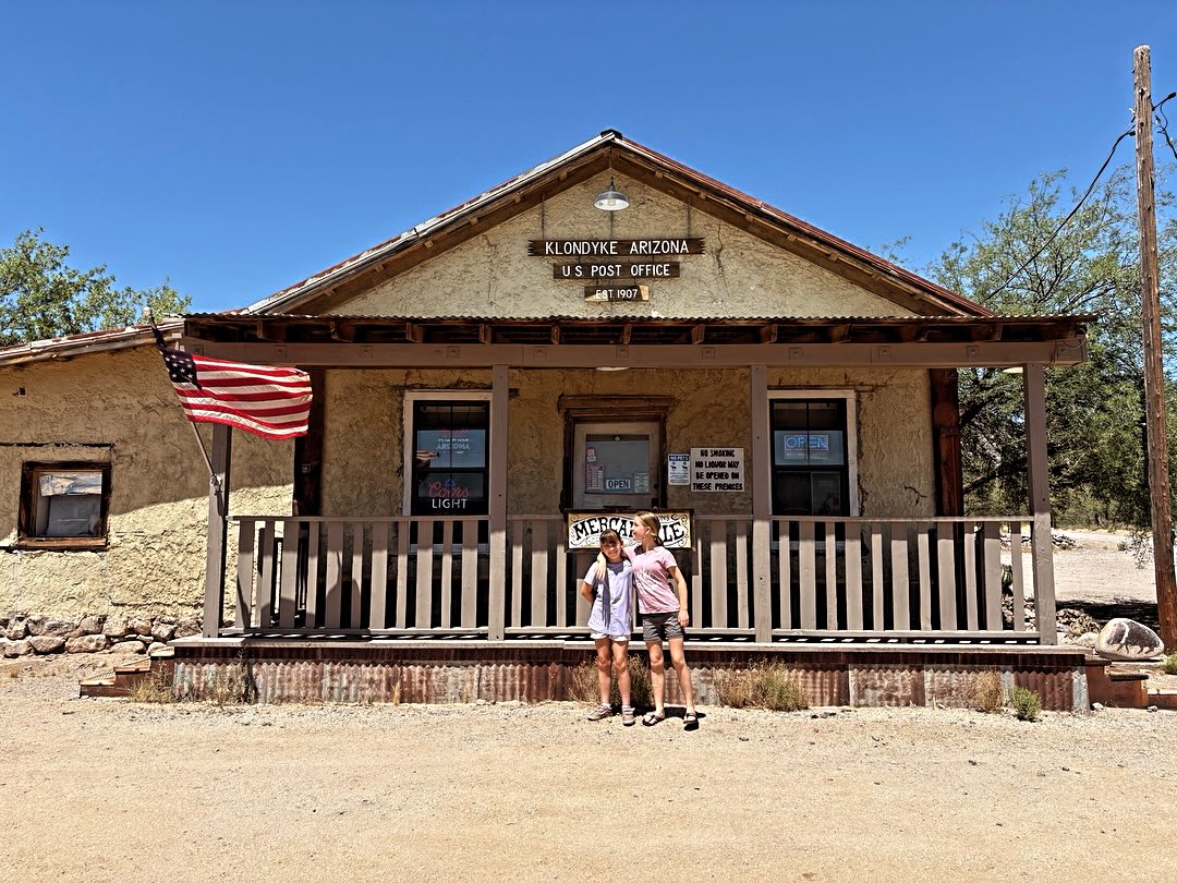 It’s only forty two miles of dirt…
.
…and Klondikes hit different in Klondyke, AZ.
.
#roadtrip #klondykeaz #pindroptraveltrailers
@ovrmag @klondikebar