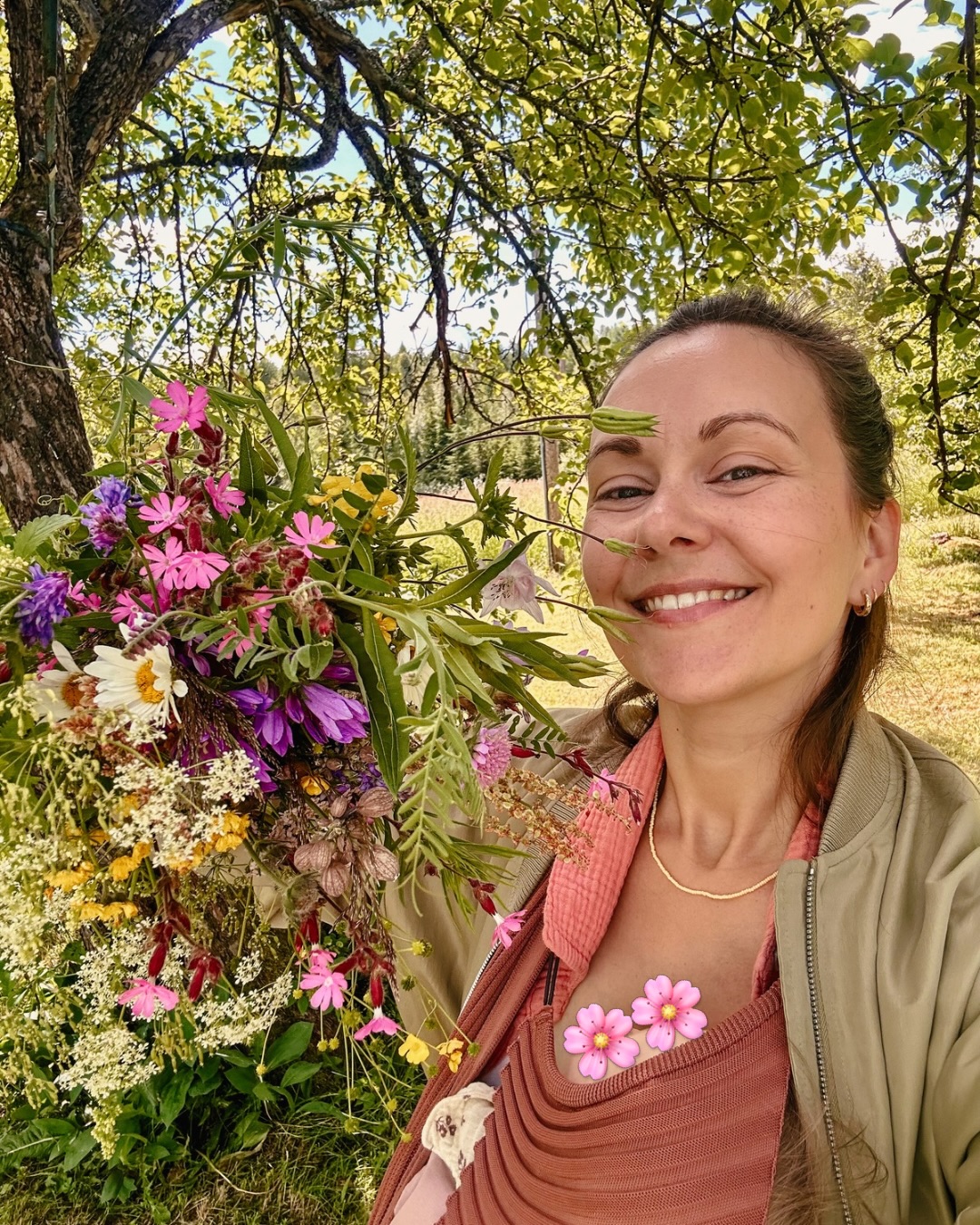 Wann hast du das letzte Mal Blumen gepflückt? 🌸
Ich habe letzte Woche Mittsommer mit Freunden in Finnland verbracht (dort heißt das Fest Juhannus) und die Wiesen dort laden gerade förmlich dazu ein, einen bunten Blumenstrauß zu sammeln.😍
Wusstest du, dass Blumenpflücken in Finnland eine alte Tradition ist? 🇫🇮
Zum Mittsommerfest pflückt man traditionell 7 oder 9 verschiedene Wiesenblumen und legt sie nachts unter das Kopfkissen.
Der alte Volksglaube sagt:
✨ In dieser Nacht träumt man von der Person, die einen im Leben begleiten wird. (Richtig übersetzt, sogar heiraten wird…naja.) Viel Magie!🪄
Die Blumen stehen außerdem für Lebenskraft, Fülle, Naturverbundenheit und Neubeginn.
Abgesehen vom Heiraten, finde ich, ist es ein schöner Brauch, der zeigt, wie tief Menschen schon immer mit der Natur verbunden waren.
Und gleichzeitig ist es faszinierend zu beobachten, wie viele unterschiedliche Blumenarten man in so einer wilden Sommerwiese entdecken kann. Ich habe mal versucht alle zu bestimmen. 🔎
Vielleicht eine kleine Erinnerung daran, öfter mal langsamer zu werden und die Schönheit der Natur bewusst wahrzunehmen. ✨
———————
#achtsamkeitimalltag #naturverbundenheit #sommersonnenwende #yogaimnorden