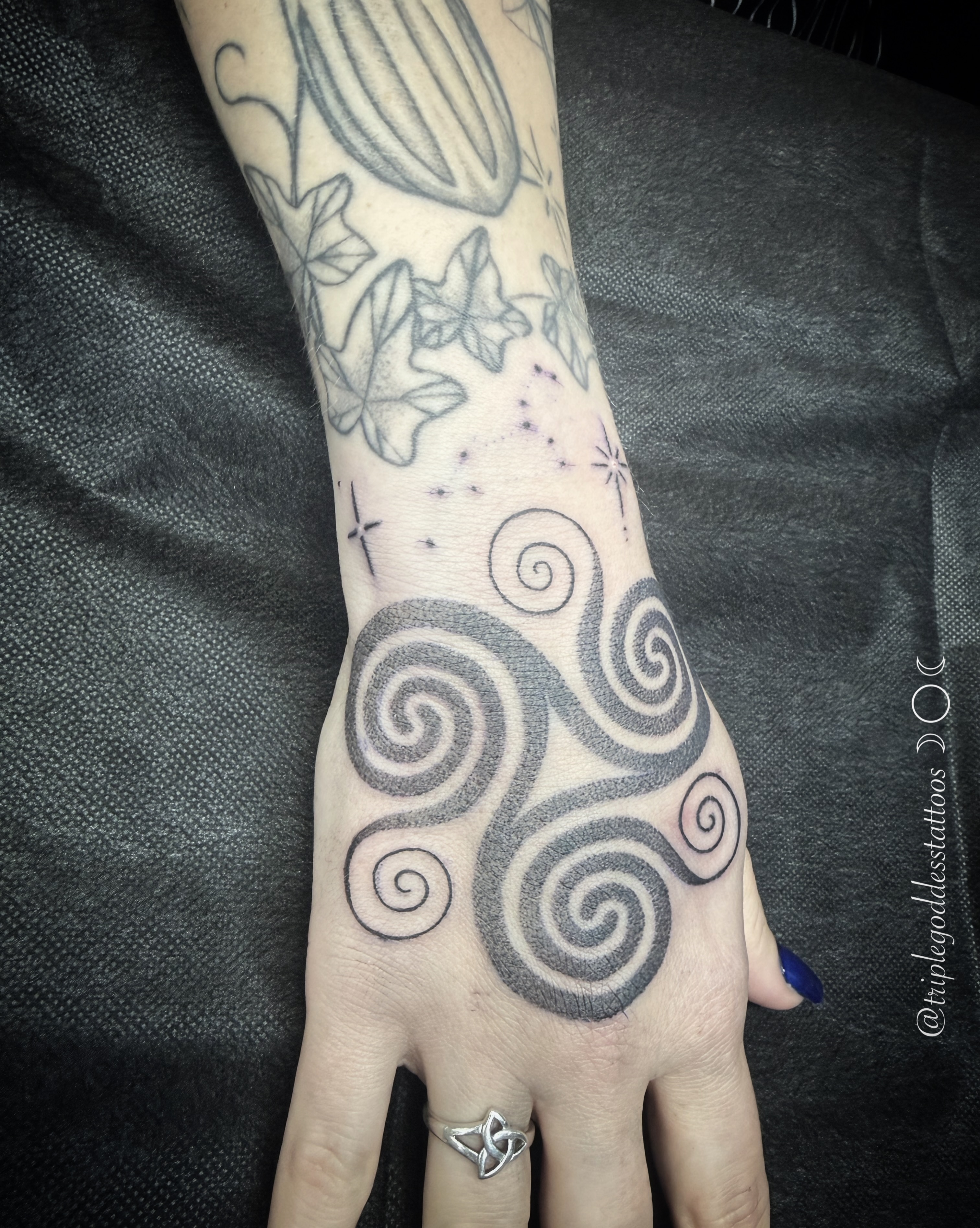Loved to create these finishing hand pieces for two botanical and Lord of the Rings inspired sleeves I created for the loveliest client.
-
Email to book: triplegoddesstattoos@gmail.com
-
#triplegoddesstattoos #triskeletattoo #triskele #dotworktattoo #papercraneatudio