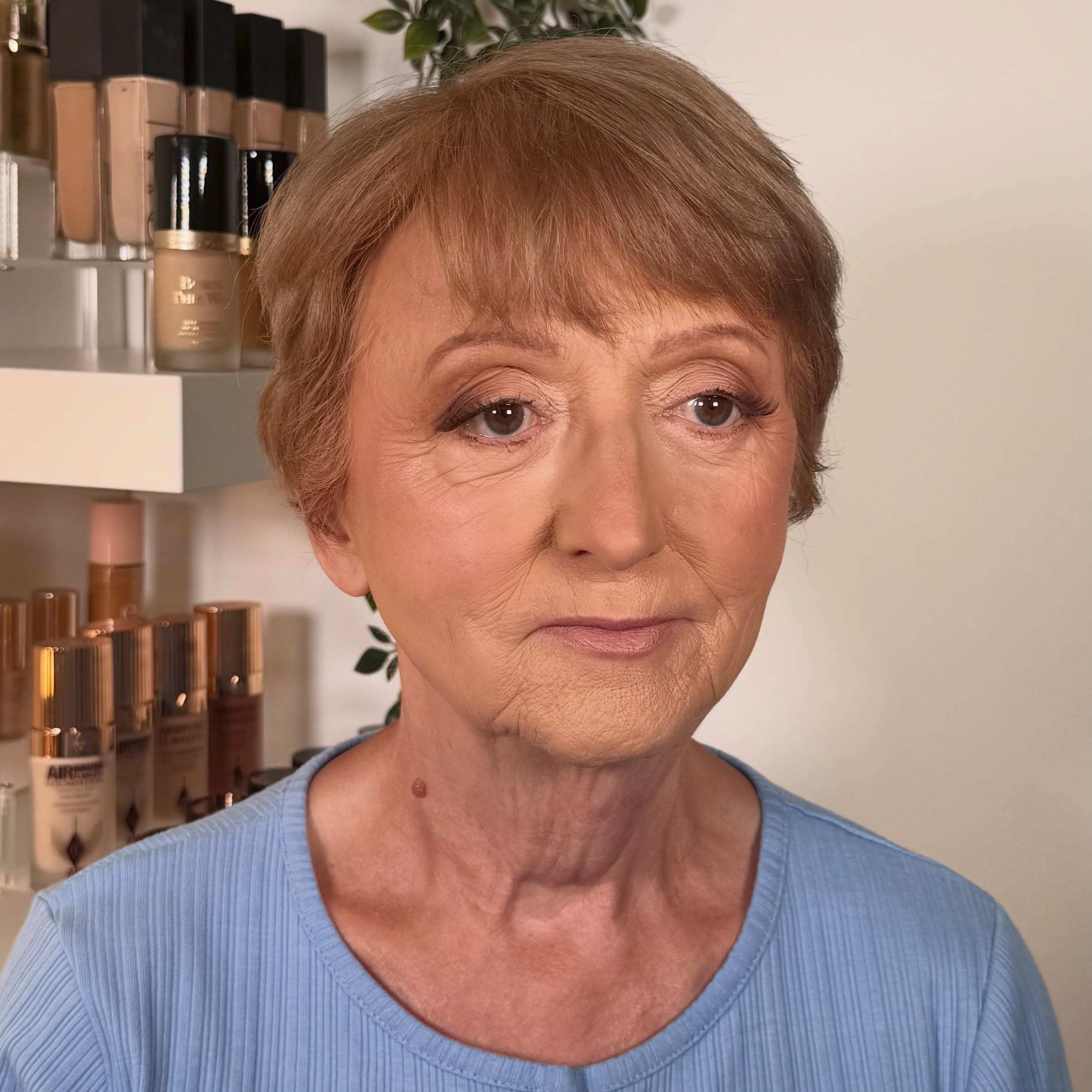 Soft glam with a fresh base and a hint of smoke at the outer corners ✨
📲 Tap the "book now" tab on my profile to secure your appointment
💌 Bridal enquiries - livhaleymakeup@outlook.com
#southwalesmakeupartist #southwalesmua #cwmbranmakeupartist #newportmua