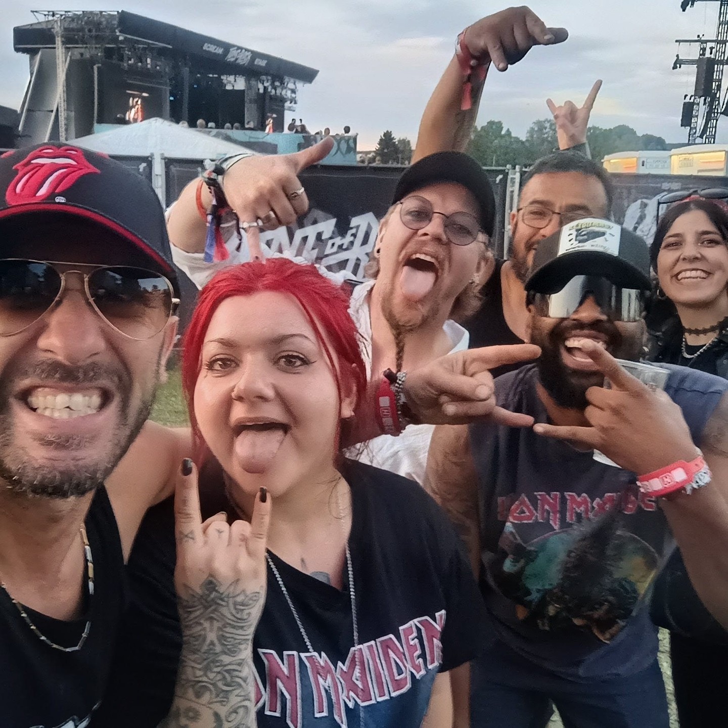 🤘 OVER 2.000 PINSAER. FIRE DAGER. ÉN UFORGLEMMELIG ROCKEFEST. 🍕
Fire intense dager. Tusenvis av mennesker.
Mer enn 2.000 pinsaer servert (og vi er ikke ferdige ennå! 🍕🔥).
@tonsofrock er alltid noe helt spesielt for oss.
Det handler ikke bare om maten. Det handler om menneskene.
Om latteren foran ovnen.
Om de som kommer tilbake år etter år og sier: "Der er dere igjen!"
Om teamet vårt, som har jobbet fra morgen til kveld med energi, lidenskap og et smil – selv når køen aldri tok slutt.
En ekstra stor takk til hele Cinque Terre familien ❤️ og til Tons of Rock for nok et fantastisk arrangement.
Vi er stolte av å kunne servere smaken av Italia på en av Norges råeste festivaler.
Nå gir vi alt det siste døgnet.
Hvis du er på VIP i dag, stikk innom og bli med oss på en siste bit av Italia før scenelyset slukkes. 🇮🇹🤘
Har du spist hos oss på Tons of Rock i år? Del gjerne ditt favorittøyeblikk eller tagg en venn du traff på festivalen! 🍕🎸
𝐂𝐈𝐍𝐐𝐔𝐄 𝐓𝐄𝐑𝐑𝐄 𝐓𝐑𝐀𝐓𝐓𝐎𝐑𝐈𝐀 & 𝐂𝐀𝐓𝐄𝐑𝐈𝐍𝐆
𝐅𝐄𝐌 𝐁𝐘𝐄𝐑 - 𝐄𝐧 𝐯𝐞𝐫𝐝𝐞𝐧 𝐚𝐯 𝐬𝐦𝐚𝐤! 🇮🇹