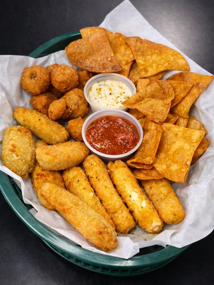 The Lord’s Sampler is the answer when you want it all. Four jalapeno poppers, four cheesesticks, four wings, four fried mushrooms, plus chips and salsa to round it out. San Antonio, this Eastside favorite is made for sharing or not judging if you keep it to yourself. Tag your appetizer crew.
#SanAntonioEats #EastsideSanAntonio #Appetizers