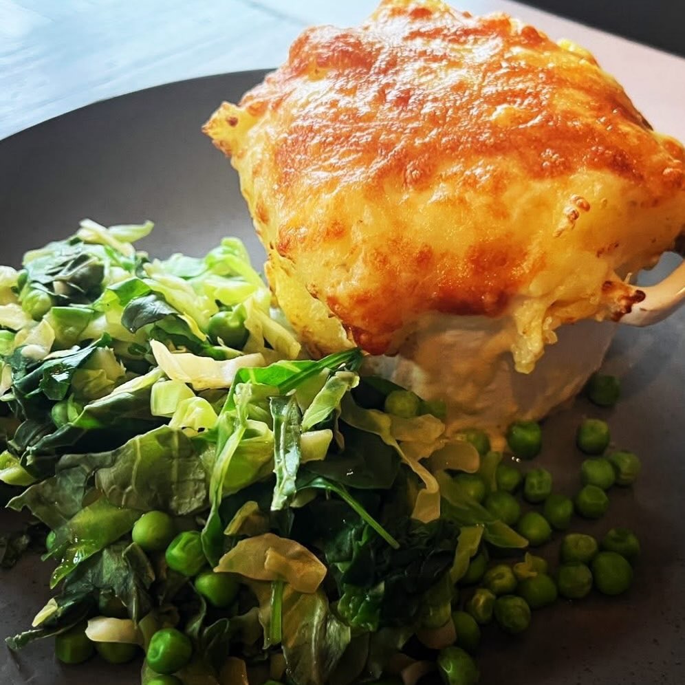Our beautiful homemade Fish Pie is back as a Special!
It flew out last time so make sure to book if you fancy giving it a go! A medley of Cod, Salmon, Haddock & Prawn topped with Potato and Cheese then served with Seasonal Vegetables…
Absolutely delicious!
www.foxandhoundslulsley.com
#fishpie #worcestershirefoodie #visitworcestershire #malvernhills