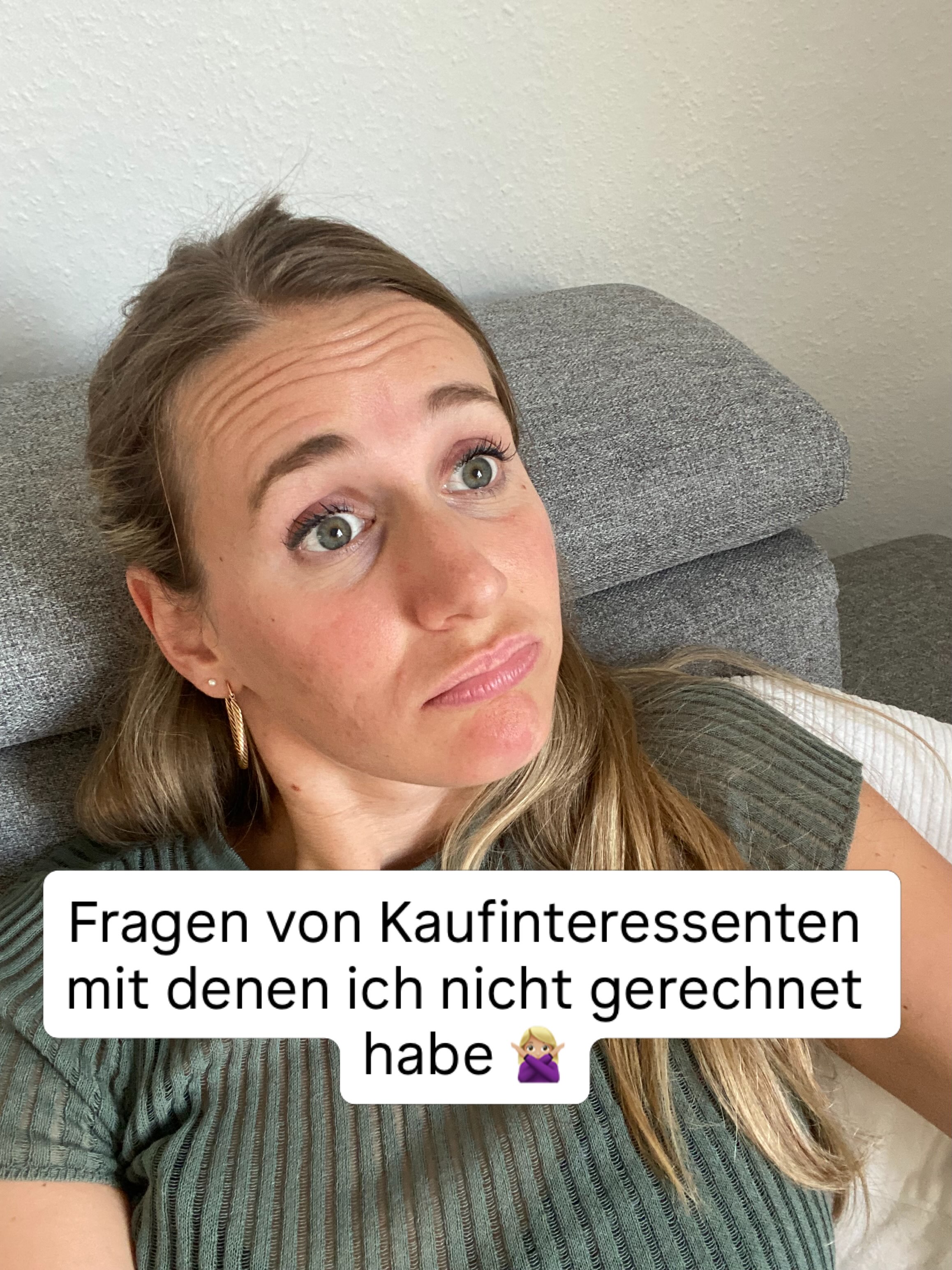 Gebt mir eure Fragen!!! Ich beantworte sie alle
💣 Wurde das Grundstück auf Bomben untersucht?
Es gibt zB diese Möglichkeiten, ein Grundstück zu prüfen und einen Bericht zu bekommen:
📍 Bodensondierung durch ein Fachunternehmen
✈️ Luftbildauswertung durch den Kampfmittelbeseitigungsdienst (in diesem Fall lag beides vor 😎 Liebe an den Eigentümer geht raus 🫶🏻)
⸻
🏡 Brauche ich für einen Gartenschuppen eine Baugenehmigung?
Das lässt sich nicht pauschal beantworten. Es kommt unter anderem auf Größe, Nutzung und die örtlichen Vorschriften an (in diesem Fall war die Antwort: Nein, nicht notwendig)
Wer sich unsicher ist, kann sein Vorhaben vorab beim Bauamt schildern. Die Planungsabteilung kann häufig bereits einschätzen, ob das Vorhaben genehmigungsfrei ist oder ob Vorgaben aus dem Bebauungsplan zu beachten sind.
⸻
🏠 Ist das wirklich ein Dachgeschoss?
Ein Dachgeschoss unterscheidet sich von einem Vollgeschoss unter anderem durch die Raumhöhe. Ein Kniestock und ausgeprägte Dachschrägen sind typische Merkmale eines Dachgeschosses. Ob ein Geschoss baurechtlich als Vollgeschoss gilt, richtet sich jedoch nach den Vorgaben der jeweiligen Landesbauordnung.
⸻
🚰 Kann Abwasser aus dem Straßenkanal ins Haus zurücklaufen?
Ob ein Rückstau möglich ist, hängt von den Höhenverhältnissen zwischen Haus und Kanalisation ab. Besteht aufgrund des Gefälles ein entsprechendes Risiko, können Rückstauklappen verhindern, dass Abwasser aus dem öffentlichen Kanal in das Haus zurückfließt.