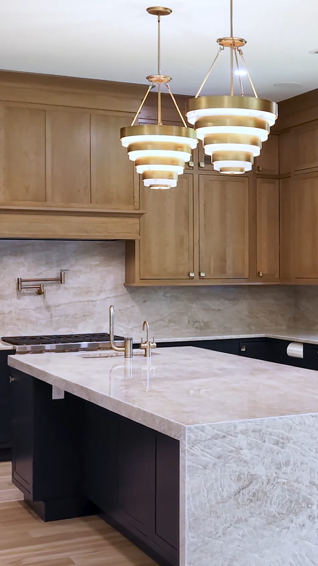 We design the statement of your house and an idealized lifestyle. Working with our kitchen designers tied to 100 percent success, enjoying cutting-edge experience, and high-end customer service.
In our Summit, NJ project we used our custom inset kitchen cabinets with two-tone combination. We specialized every inch to have a character and efficiently customized it. @albakitchen #insetkitchen #customkitchen #kitchencabinets