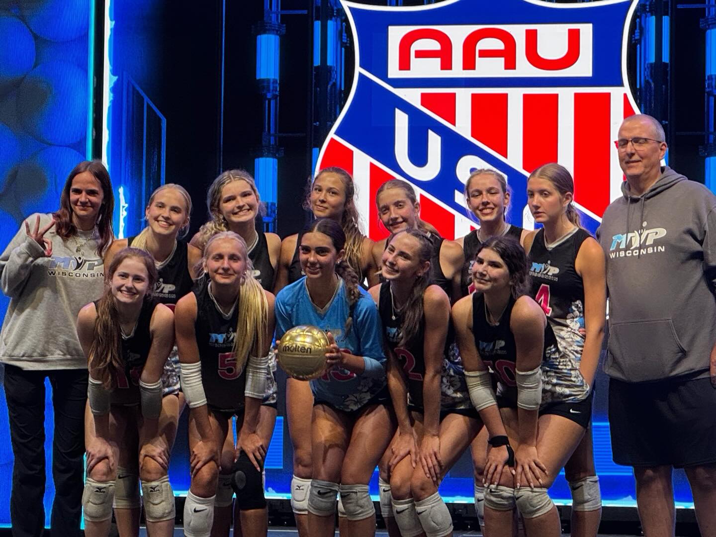 16 Silver and 15 Blue are playing in Challenge matches this afternoon! Let’s send all our good vibes to help them get to the Gold brackets! Good luck to both teams!
📷: 16 Silver