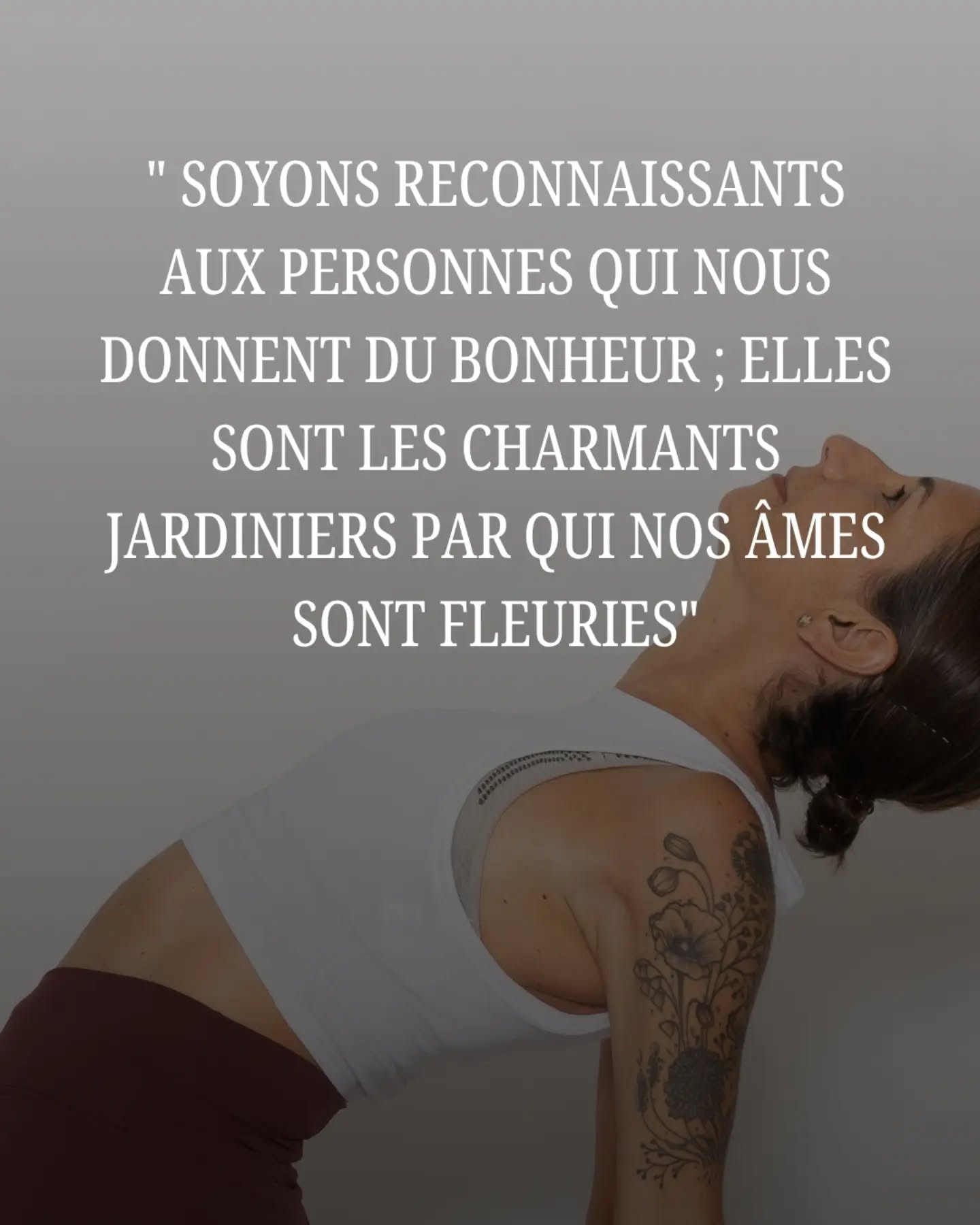 En cette fin de saison, j'avais juste envie de vous dire merci.
Enfin, pas seulement merci.
Parce que pour moi, la gratitude, ce n'est pas juste remercier. C'est aussi prendre le temps de regarder le chemin parcouru. Se rendre compte de ce qui a changé, de ce qu'on a appris, de ce qui continue à grandir parfois sans même qu'on s'en aperçoive.
Ces huit années d'enseignement m'ont énormément appris. Grâce à vous, j'ai grandi en tant que prof, mais aussi en tant que personne. Et si le studio est toujours là aujourd'hui, c'est avant tout parce que vous lui donnez vie.
Je vous partage aujourd'hui quelques-uns de vos témoignages. Je les lis et je les relis toujours avec beaucoup d'émotion, parce qu'au-delà des mots, ils parlent de rencontres, de confiance et de chemins qui se croisent, le temps de quelques cours, d'une saison ou, pour certain(e)s, depuis plusieurs années.
Place au repos avant de vous retrouver pour les yoga et événements de l'été.
Namaste
Audrey