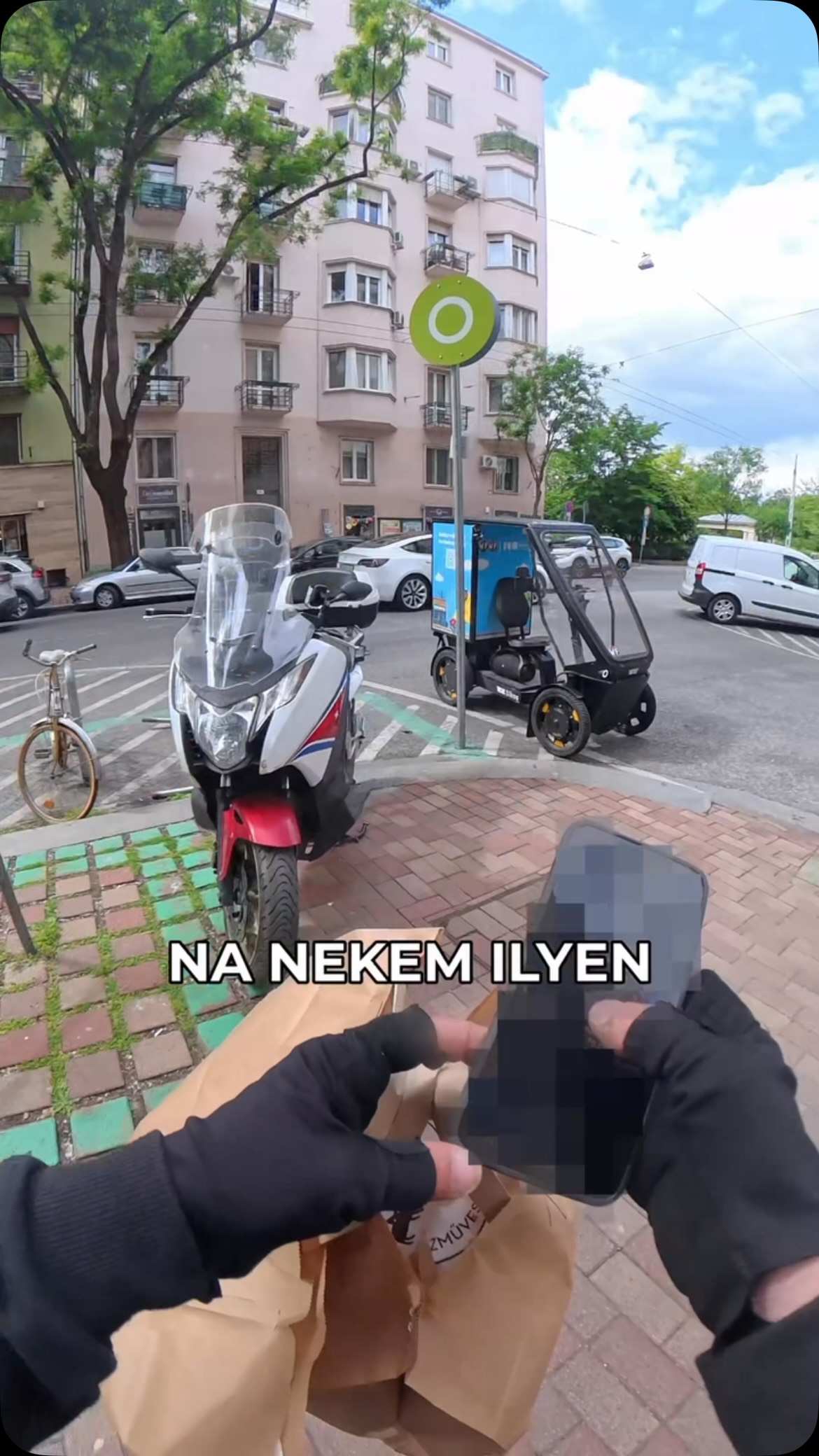 Zseniális kiskapu vagy teljes pofátlanság? Ti mit szólnátok, ha egy ilyen parkolna le előttetek?👀#wtf #wantopfutár #futár #kiszállítás #futárszolgálat