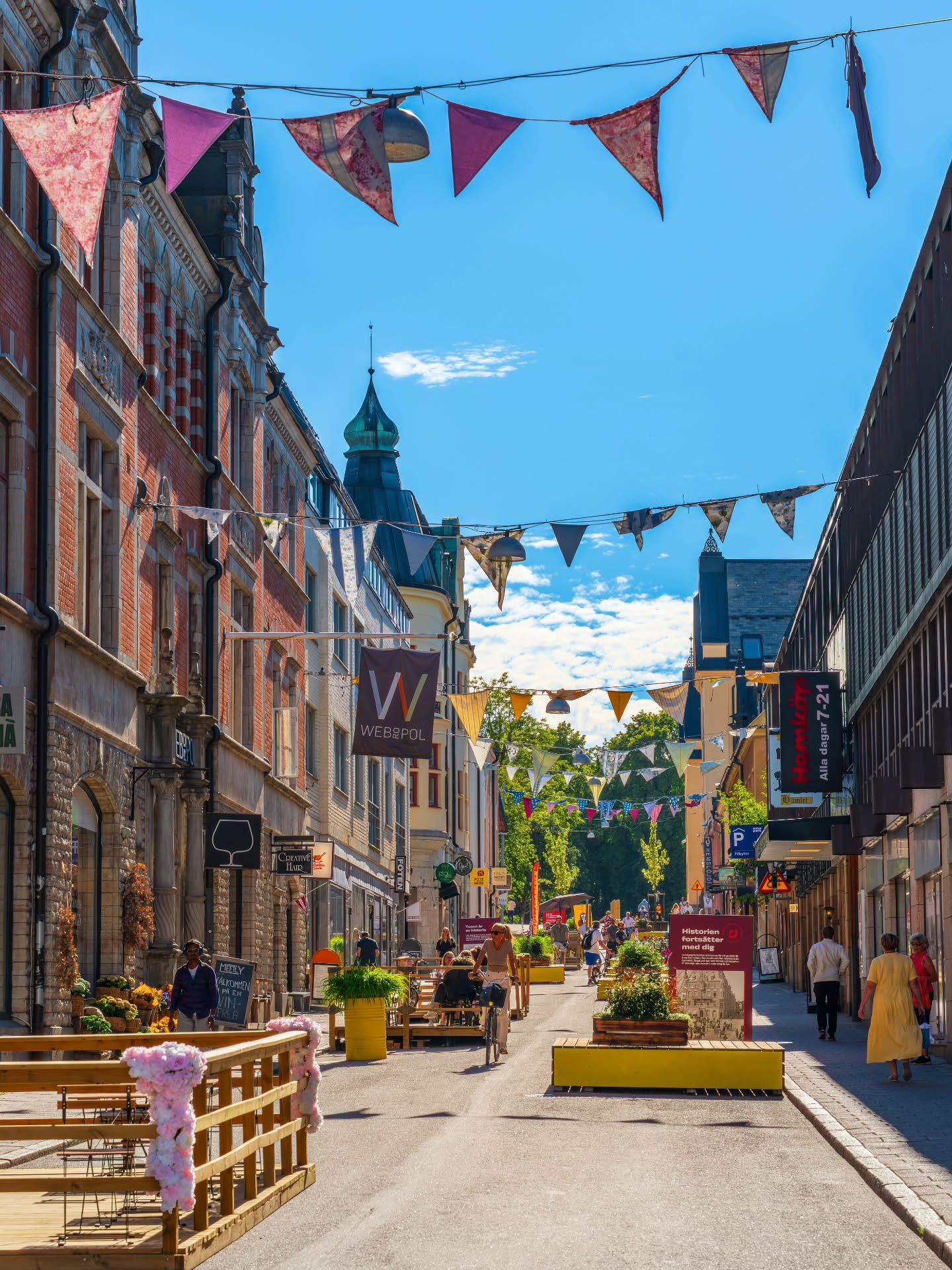 Sommargågatan i Linköping som efter sommaren blir en permanent gågata 🌞🚶♀️🛍️☕
Det kommer at...