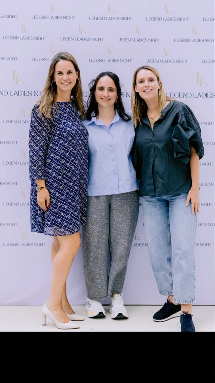 ✨ Ce lundi soir, j’ai eu le plaisir de vivre un moment fort autour d’un sujet qui me tient profondément à cœur, celui de la transmission.
✨Aux côtés de 170 femmes inspirantes, dont beaucoup rencontrées grâce au réseau @thecircle_ll , j’ai eu la chance de rencontrer Roselyne Bachelot et Ester Abrami @estherabrami deux femmes aux parcours aussi singuliers que remarquables.
💪 Deux femmes ambitieuses, audacieuses et profondément inspirantes.
🖋️ Toutes deux sont parties d’un héritage reçu, d’une histoire transmise par leur famille. Mais très vite, elles décident de dépasser les limites qu’on leur assigne, de briser les plafonds de verre et d’écrire leur propre histoire.
✨ Quand les mots prennent vie à travers des échanges sincères, des témoignages empreints de rires et de larmes, ou encore la mélodie d’un violon qui fait vibrer une salle entière, c’est toute la puissance de la transmission qui se révèle.
🙏 Alors, un immense merci à Laura Lesueur @legend_ladies_podcast pour cette parenthèse hors du temps.
✨Un grand merci également à @aurelie_valognes & @maudventura_ pour leur authenticité et douceur. Deux autrices formidables avec qui j’ai eu le plaisir d’échanger.
✨Merci à toutes les femmes présentes pour la richesse de nos échanges.
✨Ensemble, nous avons fait de cette soirée un moment inspirant que nous ne sommes pas prêtes d’oublier et qui s’inscrire délicatement dans notre histoire...
#legendladies #transmission #femmepuissante #sororité #autrice