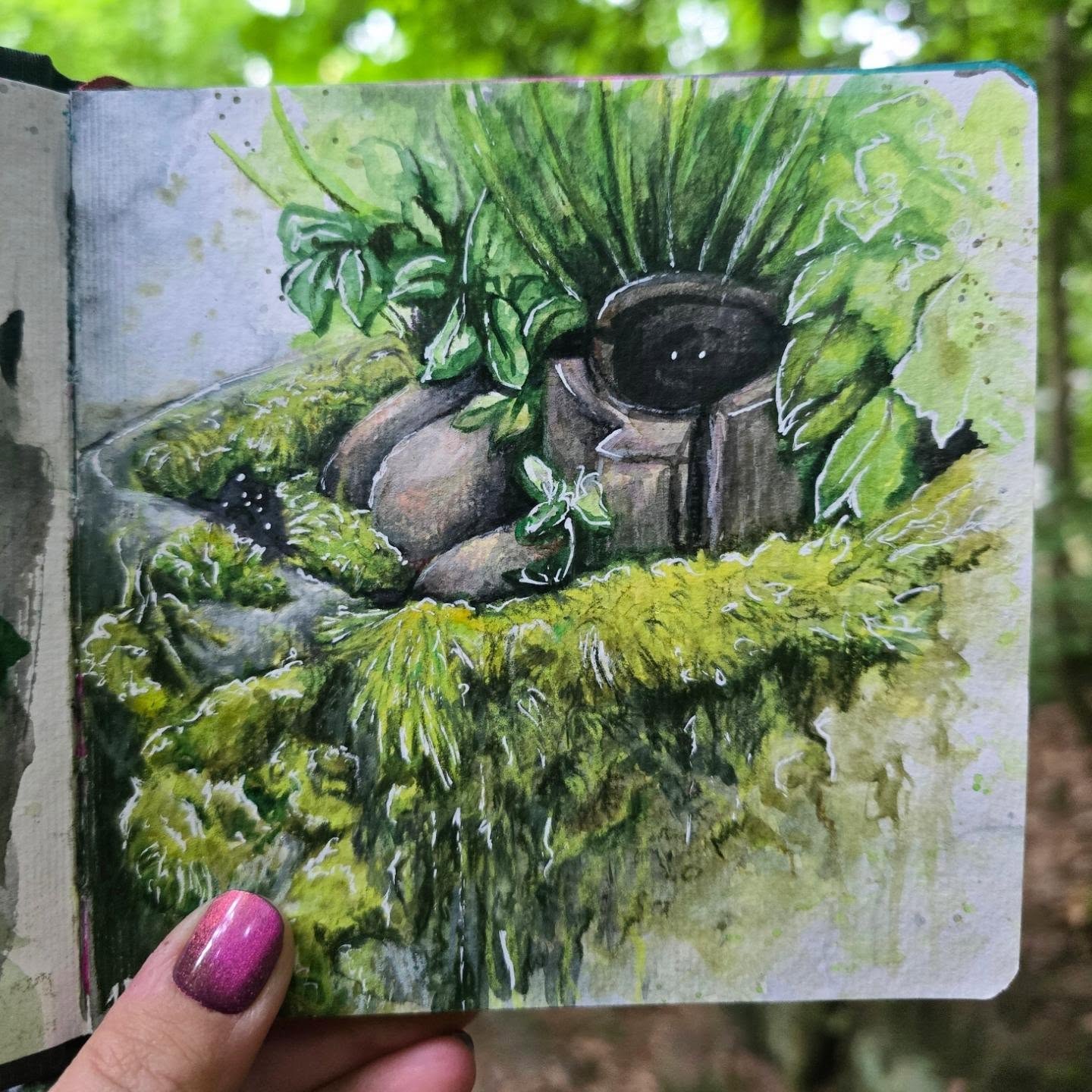 Vor Beginn der Therapie habe ich mir extra ein kleines, handliches Skizzenbuch besorgt. ✨️
Bei jeder der Skizzen habe ich direkt in der Natur mit Aquarellfarben oder Acrylfarben gemalt. Im Garten, der direkt zur Station gehörte, gab es unzählige spannende Stellen zum Malen und so verdammt viele Insekten zu entdecken. Die Fotos werde ich auch noch mit euch teilen. :)
#naturepaintings #natureaddict #acrylpainting #outdoorpainting #traditionalart
Draußen Malen • Künstlerin aus Sachsen • Traditionalartist • Achtsamkeit • Psyche • Mental Health • Outdoor • Malen • Zeichnen