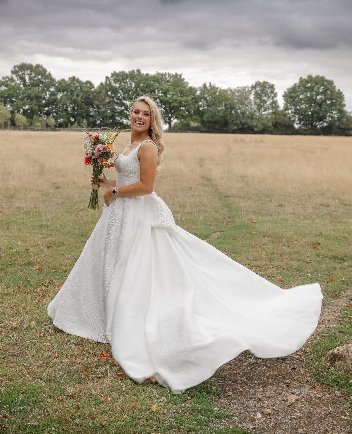 Real Bride ✨️
The beautiful Emily had her I Do moment wearing the beautiful Milan by Freda Bennet with a stunning bespoke bow in the same fabric.
Paired with a bespoke Romy veil. 🌸
Milan was a complete wildcard dress for Emily. But once she had tried her on there was no turning back.
Photographer: @louisalondonphotography
Seamstress: @theweddingdresssurgeon
Dress: @fredabennet @vickisbride
Veil @tulleandflobridal