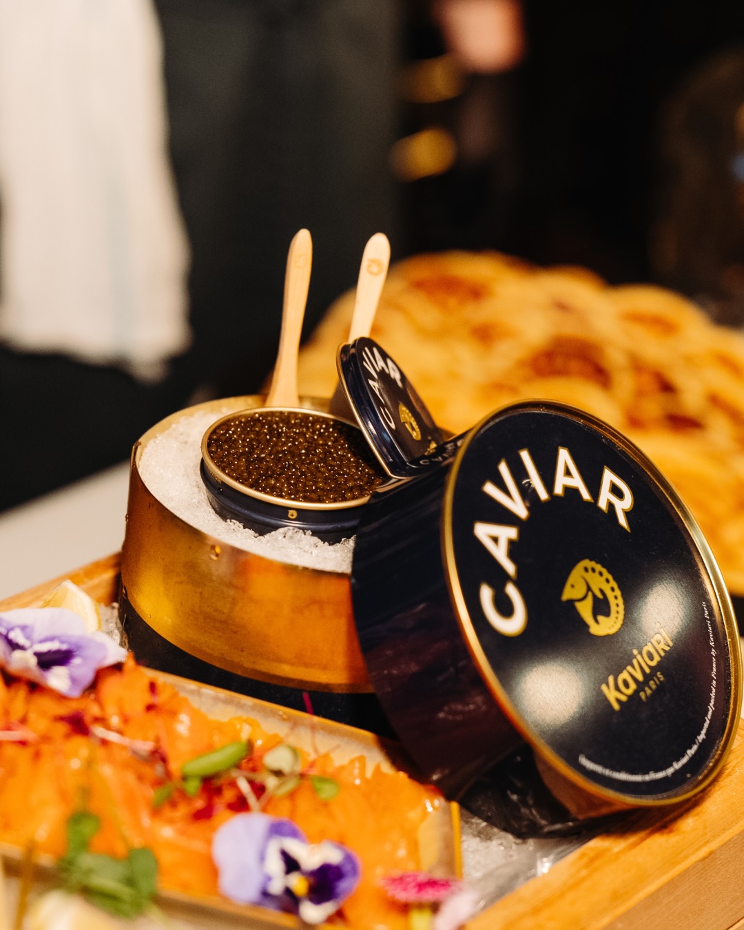 Certaines célébrations méritent d’être vécues avec toute l’attention qu’elles inspirent. 🤍
Nous avons eu le privilège d’orchestrer une soirée tout à fait unique pour C&P au restaurant Les Botanistes : une double célébration soulignant leurs 50 ans respectifs, ainsi que leur 20ᵉ anniversaire de mariage. 💍
Ces moments précieux nous rappellent pourquoi nous exerçons ce métier avec autant de passion. Car notre rôle va bien au-delà des mariages. Anniversaires marquants, jalons de vie, retrouvailles familiales ou célébrations intimistes: chaque occasion de rassembler ceux qui comptent est une histoire qui mérite d’être mise en lumière.
Notre plus grande fierté est de créer un espace où vous pouvez simplement être présents, savourer chaque instant et célébrer l’essentiel, pendant que nous veillons, en toute discrétion, à ce que tout se déroule avec fluidité.
Merci pour votre confiance et pour nous avoir permis de faire partie de ce chapitre si significatif de votre histoire. Nous avons déjà hâte de vous retrouver dans deux ans pour écrire, ensemble, une nouvelle page à l’occasion du mariage de votre fille et de sa fiancée. ✨
@lesbotanistes.ca
@anniesimardphoto
@midi.minuit_
@bellita_sabrina_ferland
@ballouneshop
@loccasion_dembellir