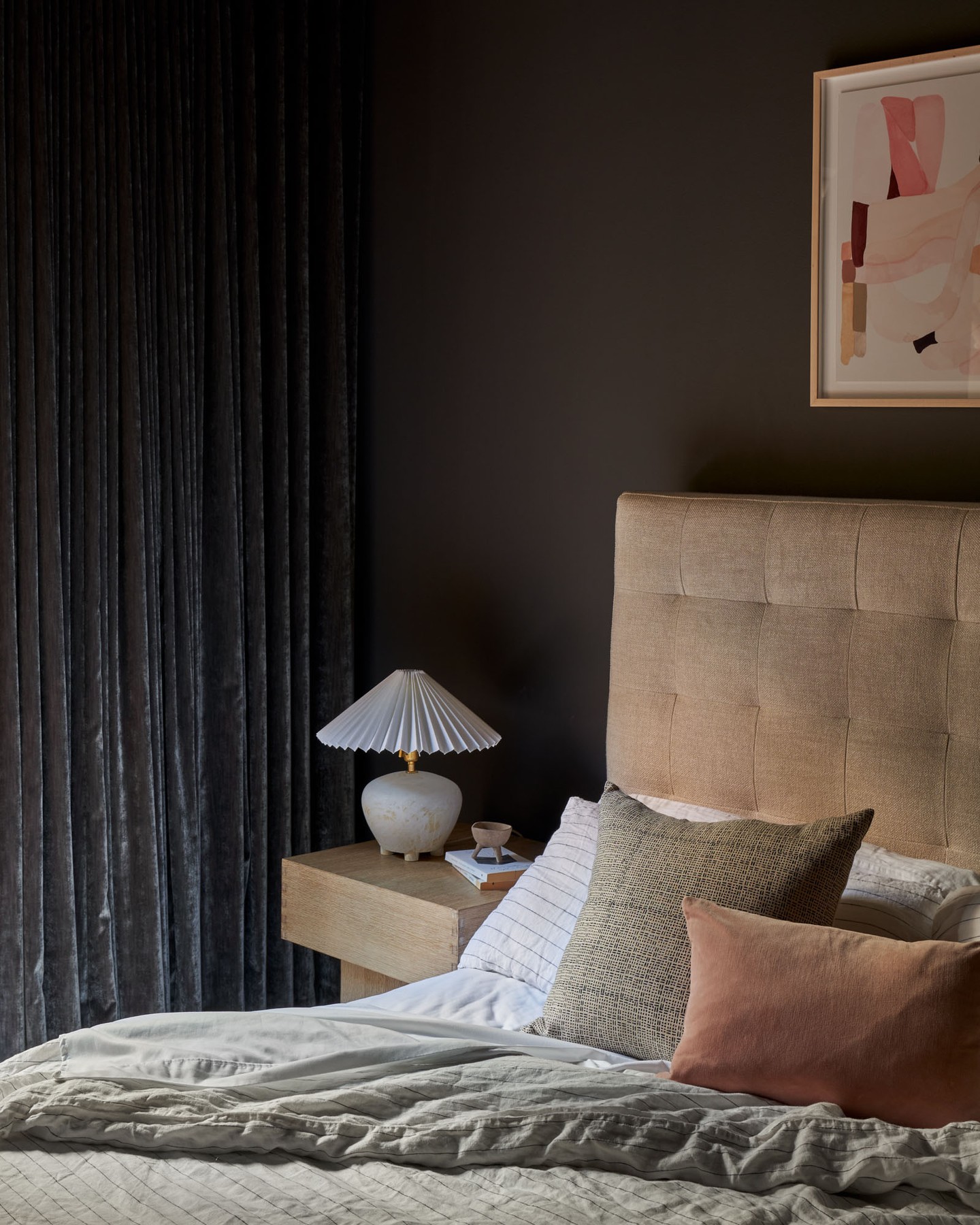 Never met a moody bedroom I didn't like.
Interiors by @lorlastudio
📸 by @sethdcaplan