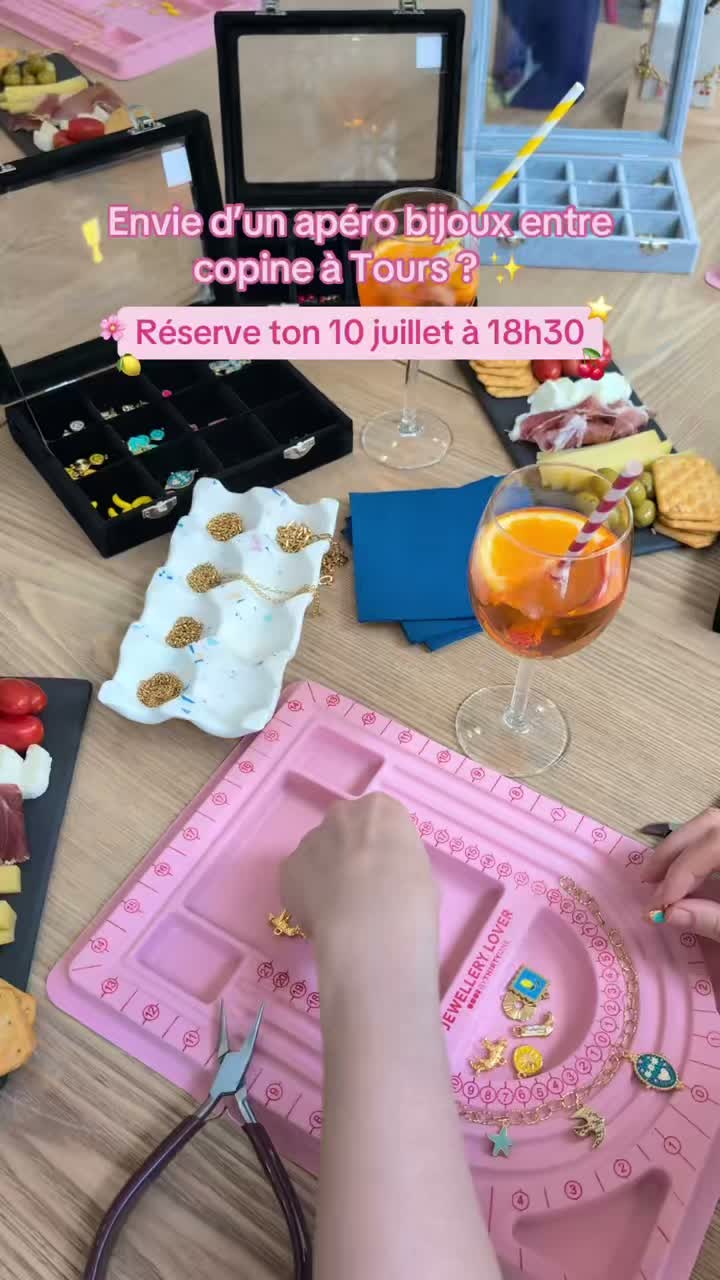 Un apéro bijoux ça te tente ? ✨
Réserve ton vendredi 10 juillet et viens créer ton collier ou bracelet avec des charms ultra tendance !
Choisis jusqu’à 6 charms : soleil, léopard, coeur, citron.. Il y en a pour tous les goûts ☀️
🕰️ De 18h30 à 21h
🍹Un cocktail (avec ou sans alcool) et une planche sont inclus
⚠️ Places limitées ! Réserve ta place sur notre site internet dans la rubrique « RécréaNights »
#tours #soirée #copine #girls #apérocharms #aperobijoux #bijoux #charms #ateliercréatif