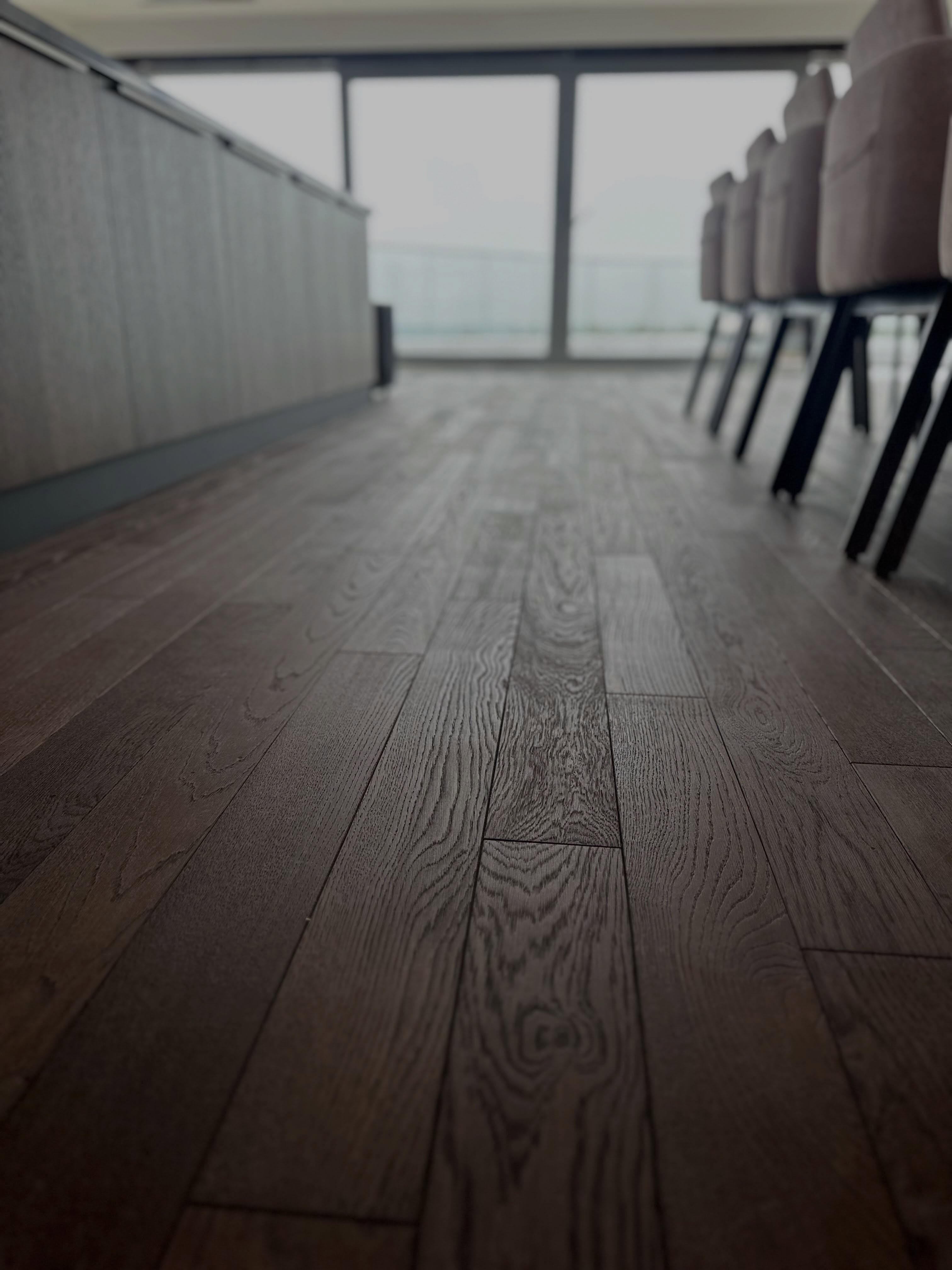 Piękna realizacja, która robi wrażenie od pierwszego spojrzenia 🤩
W tym apartamencie postawiono na ciemną dębową podłogę, która idealnie dopełnia nowoczesną architekturę i materiały wykończeniowe.
Efekt? 👉🏻 Ponadczasowe wnętrze z charakterem. Ta realizacja pokazuje, że odważne decyzje projektowe potrafią zachwycić. 🤍
#drewnianapodłoga #woodfloor #architektwnętrz #dąb #woodbrothers
