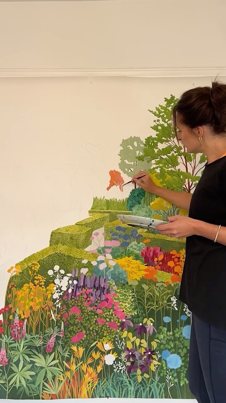 „Castle Garden“, ein lebhaftes neues Wandbild aus der neuesten Kollektion von Little Greene, wurde von Hand gezeichnet und ist von den prächtigen Gärten in Sissinghurst in Kent inspiriert.
Die Farbvariante „Pale Lime“ ist das perfekte Motiv, um die Freude und Schönheit des Sommers in die eigenen vier Wände zu holen: Sie zeigt wild aneinander gereihte Blüten und Blätter vor einem strahlend blauen Himmel.