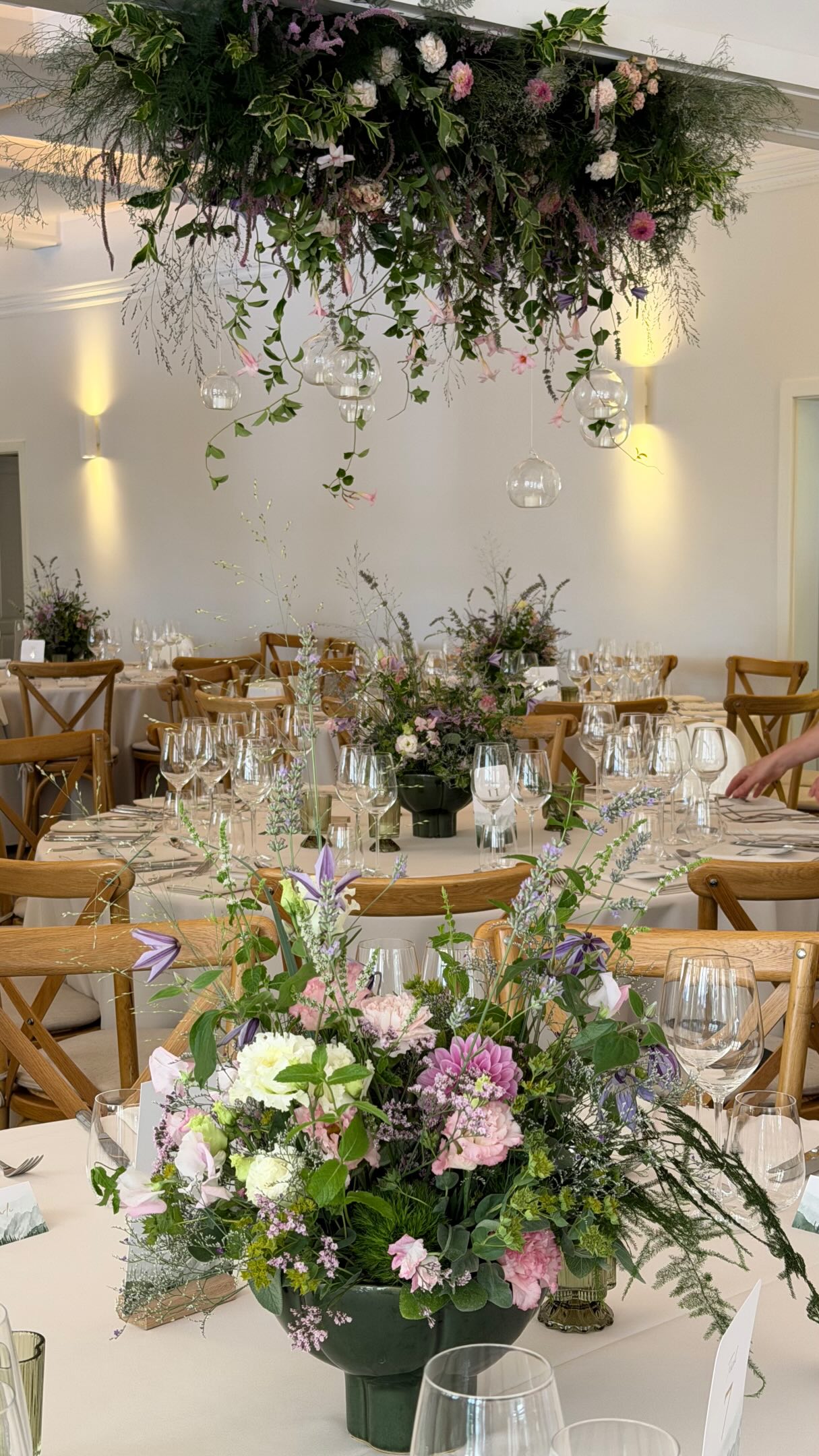 Heute durften wir ein ganz tolles natürliches Blumenkonzept auf dem @hoher_darsberg umsetzen
#florist #wedding #flowers