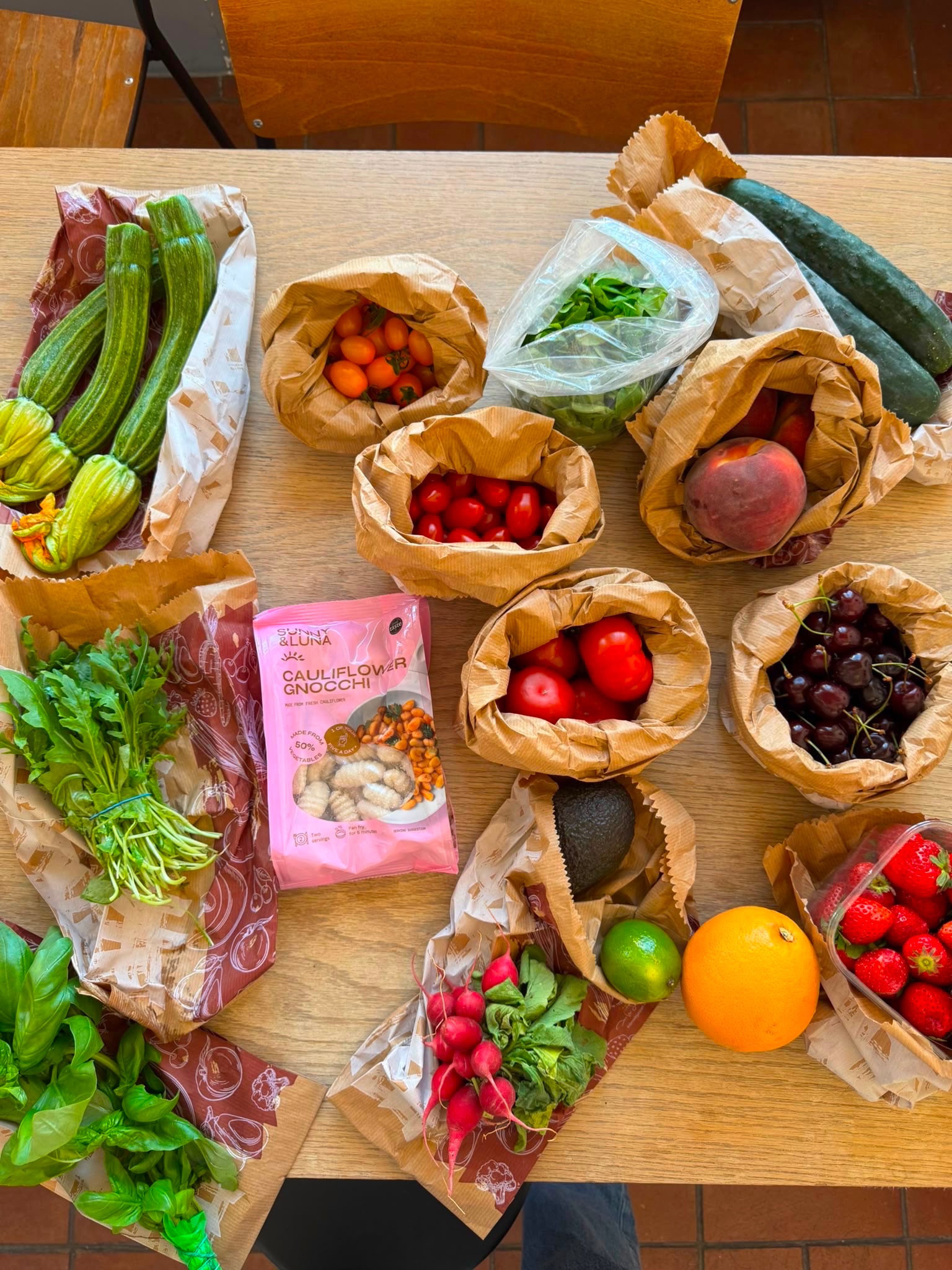 JUNE ROUND UP🔥
June really put the ‘sunny’ in Sunny & Luna☀️
June was a fab month for us - veggies coming into season means lots of seasonal recipes, exciting shoots📸, and enjoying the sunshine.
1. Italian veggies really bringing the colour, the perfect combo with some S&L cauliflower gnocchi
2. A beautiful location for the @sainsburys supplier conference🧡
3. Summer gnocchi salads are all we’re thinking about, or eating
4. Taste of London! Catching up with @saucerer.uk and @alldressedupdressings. 2027 we are coming for you!
5. Aubergines stealing the show🍆
6. Shoutout from @tonichealth really made our day
7. Founder photoshoots📸
8. Leah went to the @ocadouk Pod conference💜
9. Grana Padano cocktails are our new favourite discovery @granapadanopdo