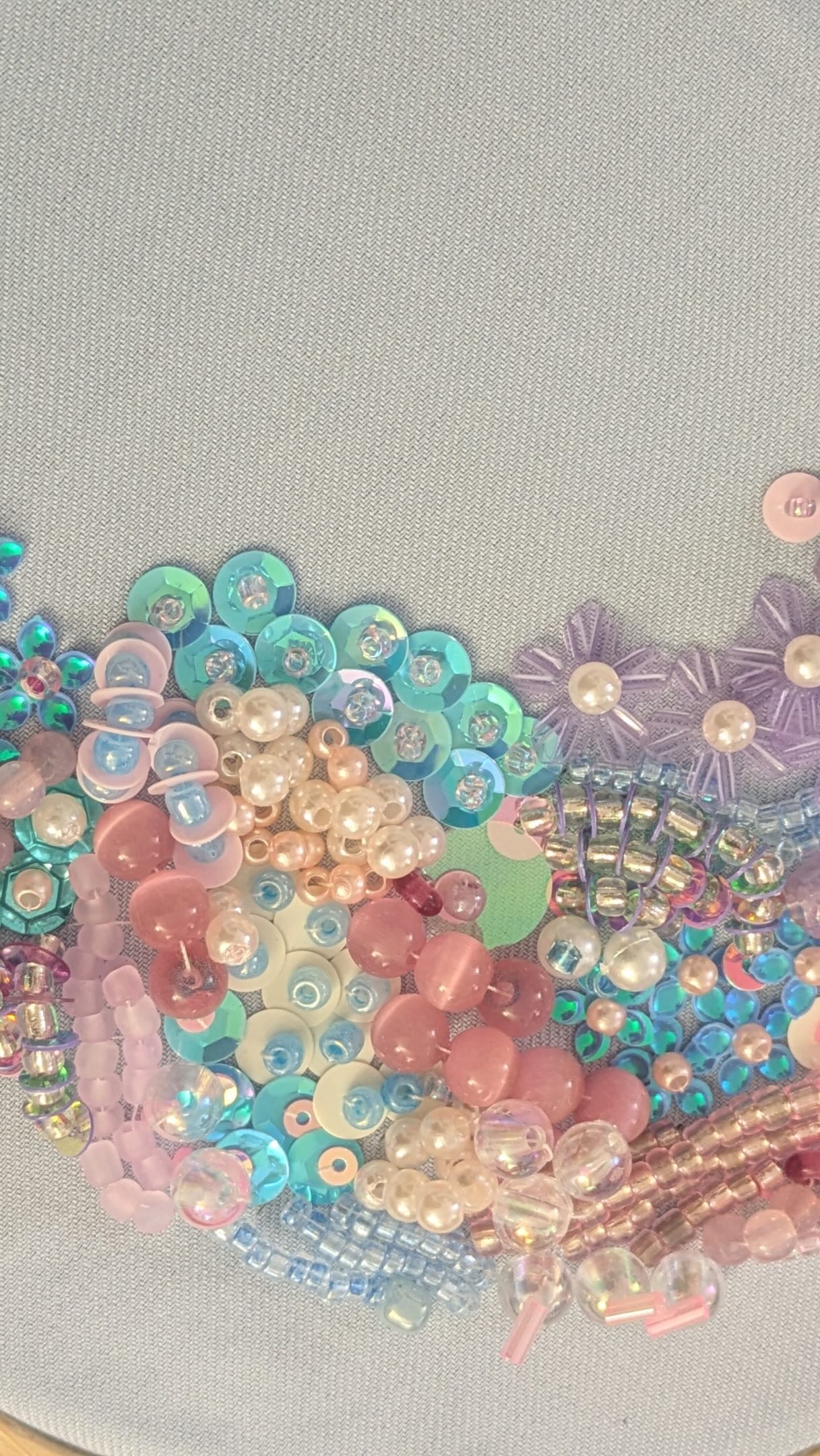 💍✨ Ein Junggesellinnenabschied voller Kreativität, Lachen und unvergesslicher Momente. ✨
Heute durften wir eine wundervolle JGA-Gruppe bei uns im Feenhandwerk begrüßen. Gemeinsam sind wunderschöne Perlenstickereien entstanden – jede einzigartig und mit ganz viel Liebe gestaltet. 🪡🦋
Genau solche Tage lieben wir: Gemeinsam kreativ sein, plaudern, lachen und Erinnerungen schaffen, die bleiben. 💛
Wir wünschen der Braut von Herzen alles Liebe für ihren großen Tag und bedanken uns, dass wir ein Teil dieses besonderen Moments sein durften. 🥂✨
Plant ihr auch einen Junggesellinnenabschied? Dann schreibt uns – wir gestalten gemeinsam einen kreativen Tag, den ihr so schnell nicht vergesst. 🧚♀️
#jgaleipzig #feenhandwerk #leipzig #kreativcafe #perlenstickerei
