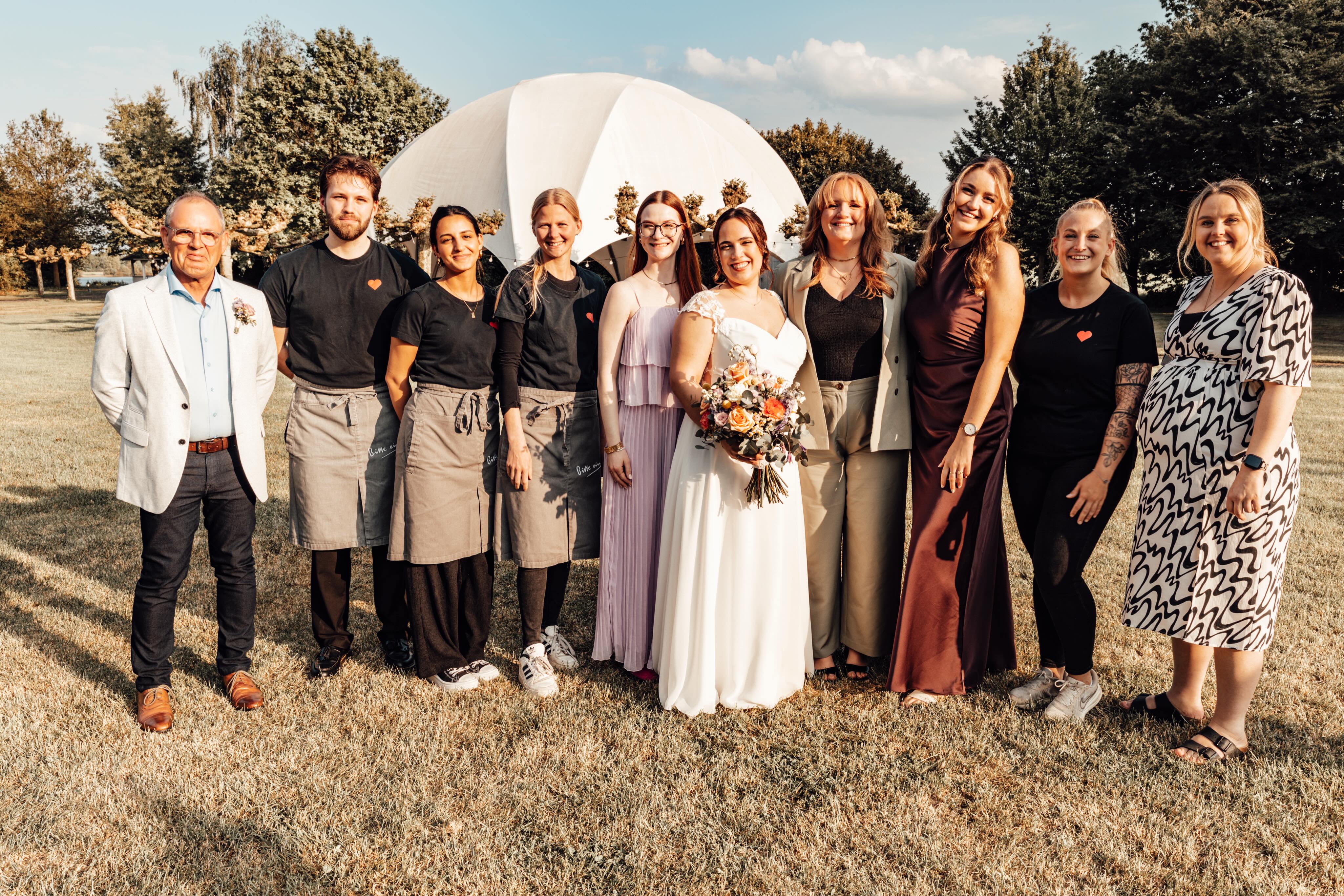 Manchmal schreibt das Leben die schönsten Geschichten. 🤍
Am 08.05. haben sich unsere liebe Kollegin Nele und ihr Henning im Haus am See das Ja-Wort gegeben. 💍✨
Es macht uns besonders stolz, wenn unser Team den eigenen großen Tag an dem Ort feiert, den es mit so viel Herz begleitet.
Liebe Nele, lieber Henning – wir wünschen Euch von Herzen alles Glück der Welt, ganz viel Liebe und unvergessliche gemeinsame Momente. 🤍
📸: @jasminlamersfotografie
#HausamSeeGochNess #TeamHausamSee #Hochzeitslocation