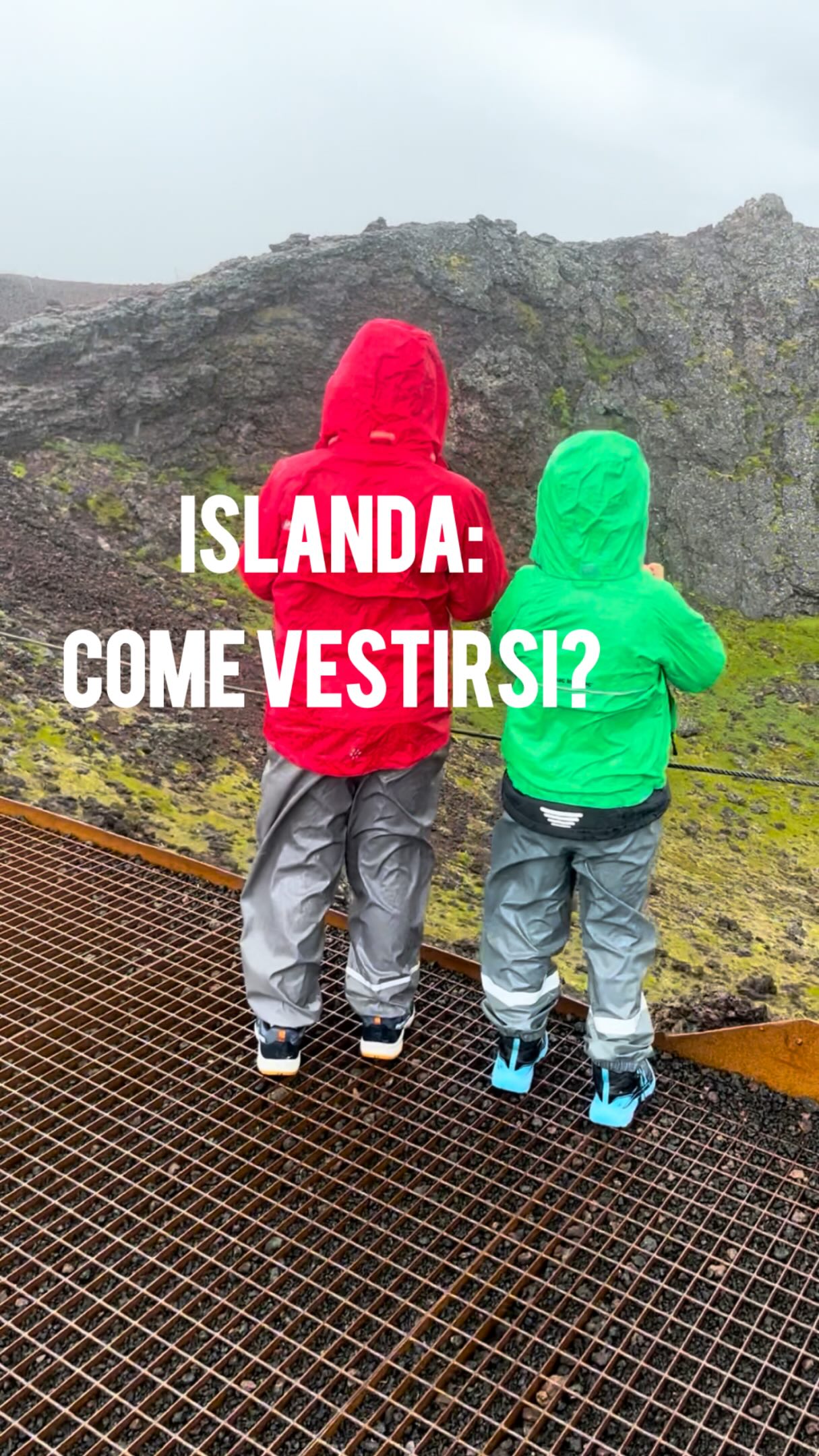 ❌ Se stai mettendo in valigia pantaloncini e magliette perché vai in Islanda in estate… fermati un attimo! 🇮🇸
C’è una cosa che tutti scoprono appena arrivano: in Islanda non è il calendario a decidere come vestirsi… è il meteo.
Sole, pioggia, vento e di nuovo cielo azzurro possono alternarsi nel giro di pochi minuti.
🌡️ Le temperature estive si aggirano generalmente tra 8°C e 15°C (a dir tanto). Ma il vento fa molti gradi in meno, ve lo assicuro. La media che stiamo vivendo è 10 gradi. Ma con il vento gelido non sono i 10 gradi che ci sono da noi. Sono molti meno.
🎒 Cosa non deve mancare nella valigia per l’Islanda?
🧥 Giacca impermeabile.
🧥 Antivento.
🩳 Abbigliamento a strati.
🧶 Felpe e Pile.
👕 Maglia termica leggera, maglie leggere a manica lunga, magliette corte.
🥾 Scarpe da trekking impermeabili.
🌧️ Pantaloni impermeabili, soprattutto se visiterai le spettacolari cascate.
🧢 Cappello e guanti leggeri: li userai molto più di quanto immagini.
Vestirsi a strati è il modo migliore per adattarsi a un meteo che cambia continuamente.
❄️ E in inverno?
Le temperature sono spesso comprese tra -5°C e 5°C, ma vento, neve e ghiaccio rendono indispensabili capi tecnici, impermeabili e molto caldi.
L’Islanda è una terra meravigliosa e imprevedibile: essere vestiti nel modo giusto significa godersi ogni cascata, ogni spiaggia nera e ogni trekking senza pensare al freddo o alla pioggia.
Perché ricordate: “Non esiste il bello o il cattivo tempo. Esiste solo l’equipaggiamento giusto.”
💬 Ora dimmi: qual è il capo che non dimenticheresti mai per un viaggio in Islanda? Scrivilo nei commenti! E salva questo post: quando preparerai la valigia ti farà davvero comodo.
#Islanda #ViaggioInIslanda #ComeVestirsiInIslanda #TravelTips #valigiarinata
