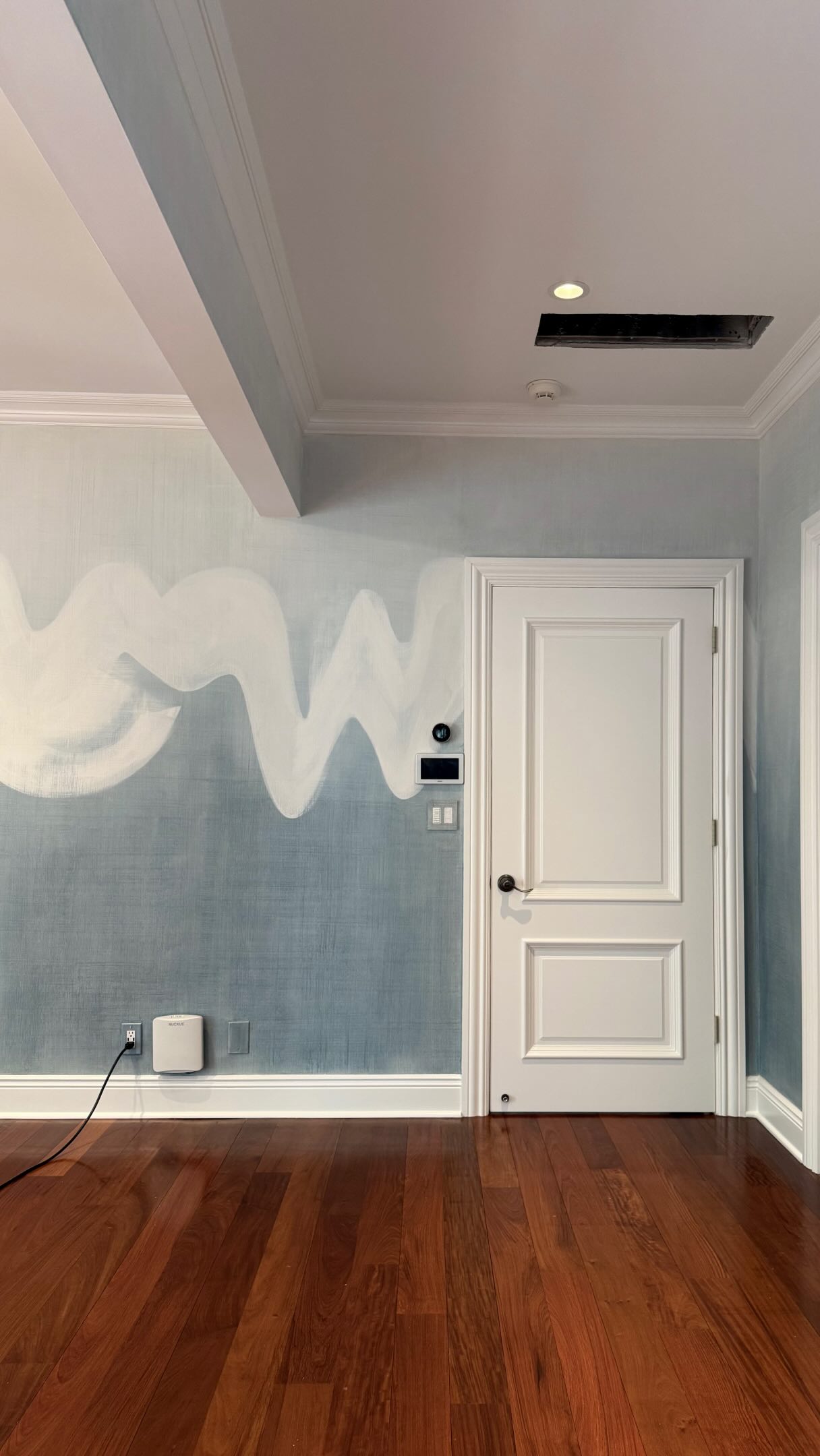 We took this primary bedroom from builder-basic to “never leaving on vacation” ✨
We refreshed all the trim + ceiling, then hand-applied a multi-layered cross-hatch lime plaster. We color-washed with custom glazes to create a beautiful ombré, deeper blue at the at the bottom and softening to subtle blue at the top.
This is LUXE, texture you can feel, color that moves, details that make all the difference. 🫶
#venetianplaster #ombré #interiordesigns #greenwichct #primarybedroom