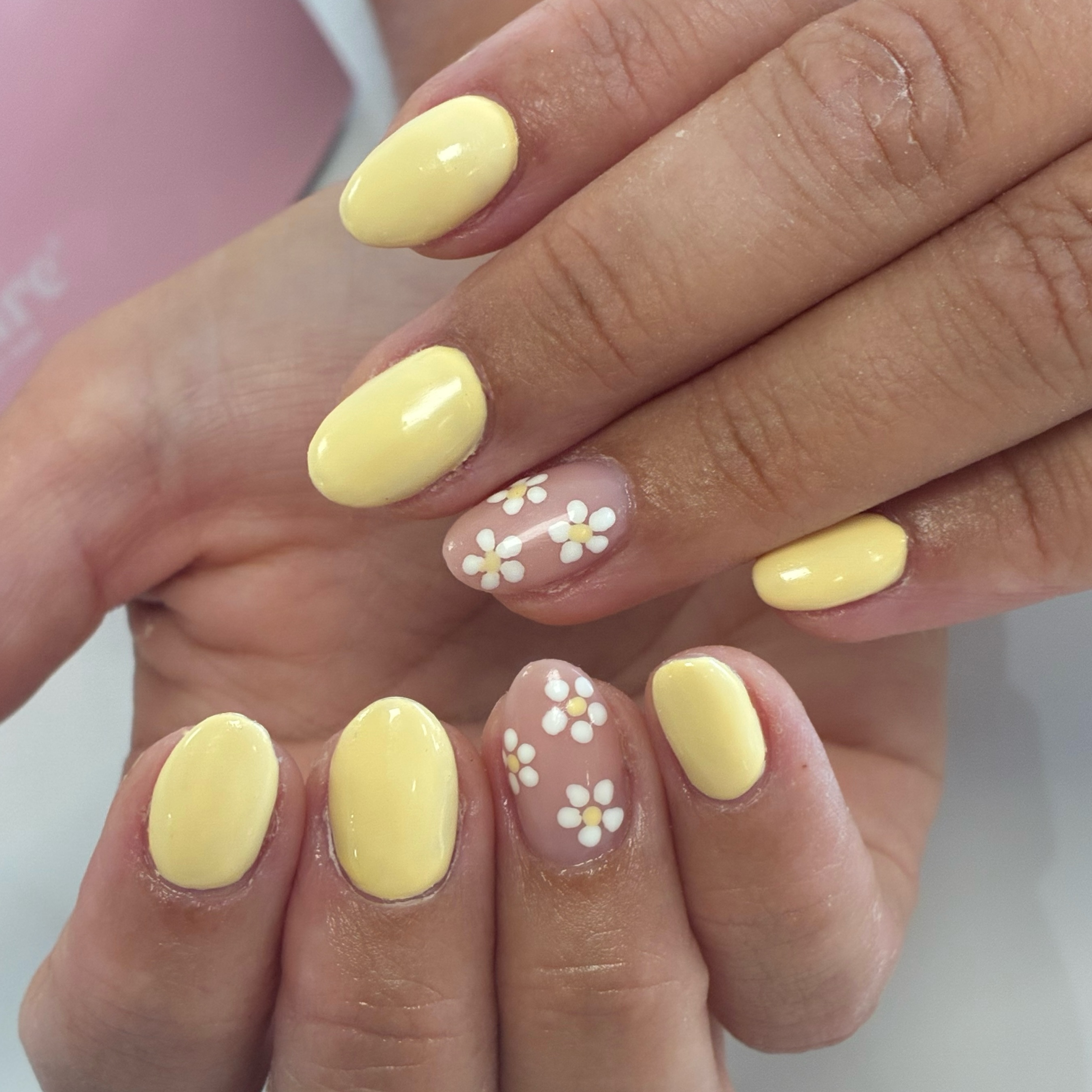 Butter yellow with daisy’s 🌼💅🏻
#nailinsporation #nailart #nailsart #buildergelnails💅 #beautysalon