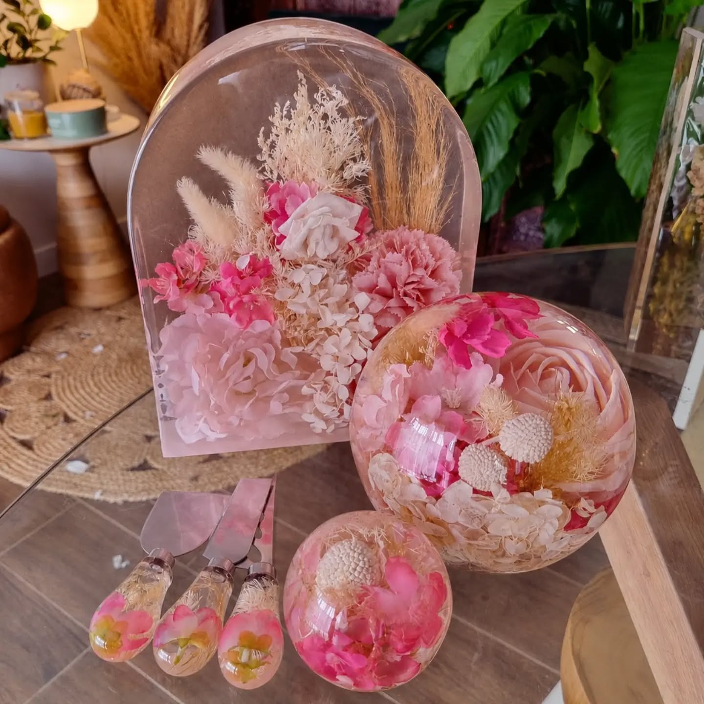 🌸 Artificial blooms for your special day? We have you covered!! Artificial bouquets give bright, fun and creative vibes - we absolutely adore Courtney's keepsakes that are on their way home to her this week. They won't be collecting dust and hidden away in a cupboard, she will be able to display these goegeous pieces front and centre, where they belong! ☺️🩷