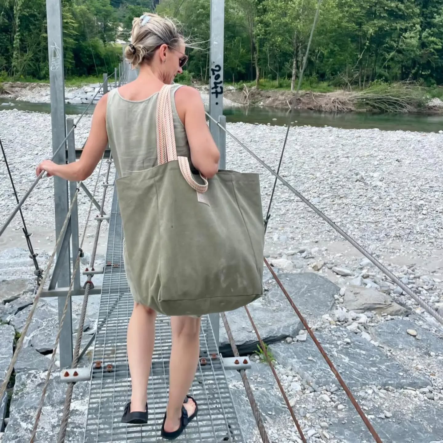 "Large Bag" von @kreando.ch
Ich hab mir dieses Jahr eine neue Badetasche genäht.
Zuerst hat sie für die Autofahrt praktisch als zusätzliches Gepäckstück für Schuhe und sonstigen KrimsKrams gedient.
Jetzt ist sie mein täglicher Begleiter im Maggiatal.
Aussen Heavy Canvas und innen Rucksacknylon, abgerundet mit dem bunten Gurtband.. alles gekauft bei @kreando.
#kreando #kreandolargebag #Badetasche #ateliermayara