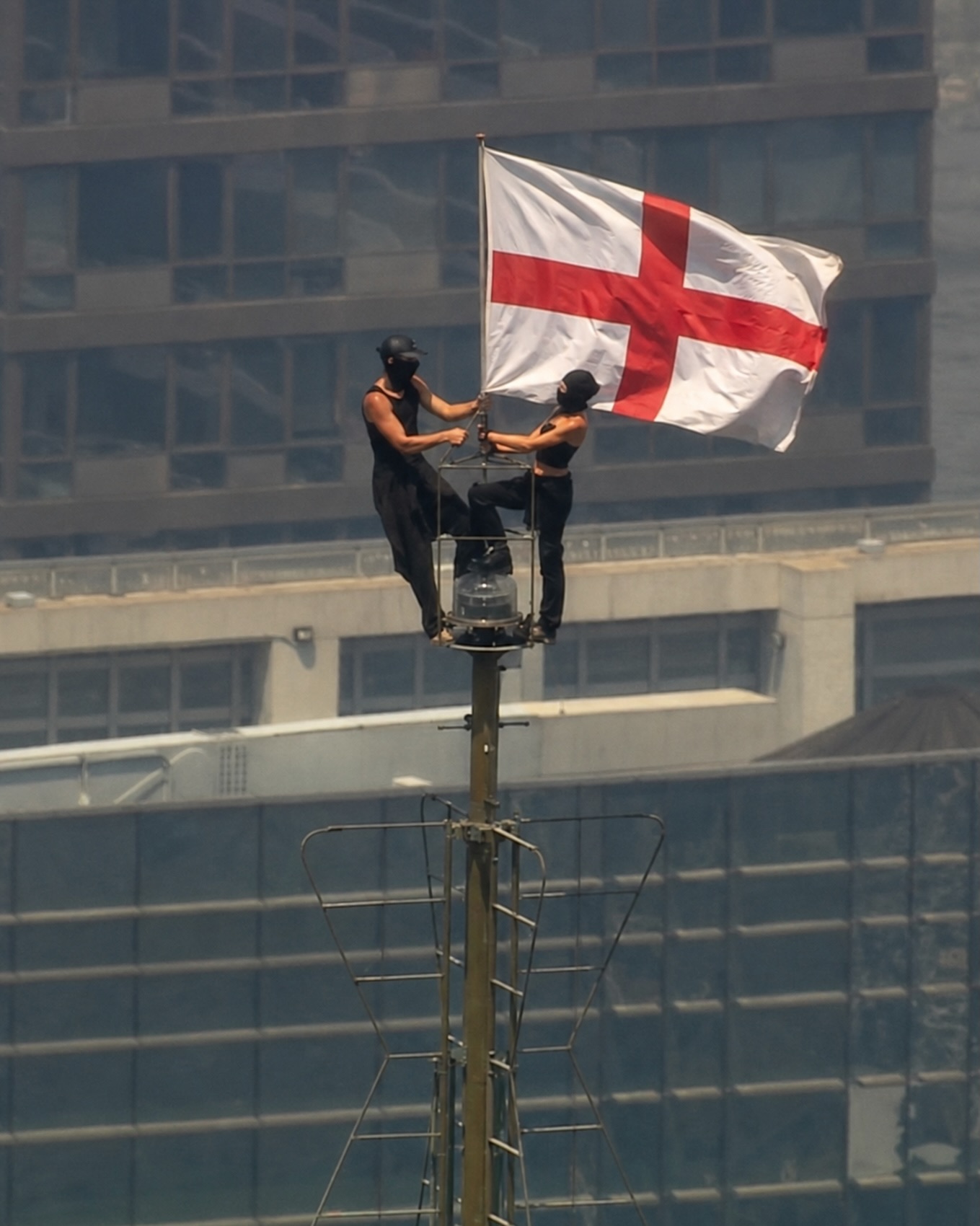 Two Brits climbed to the top of the Empire State Building spire with one message: IT'S COMING HOME!!🏴⚽️🍻