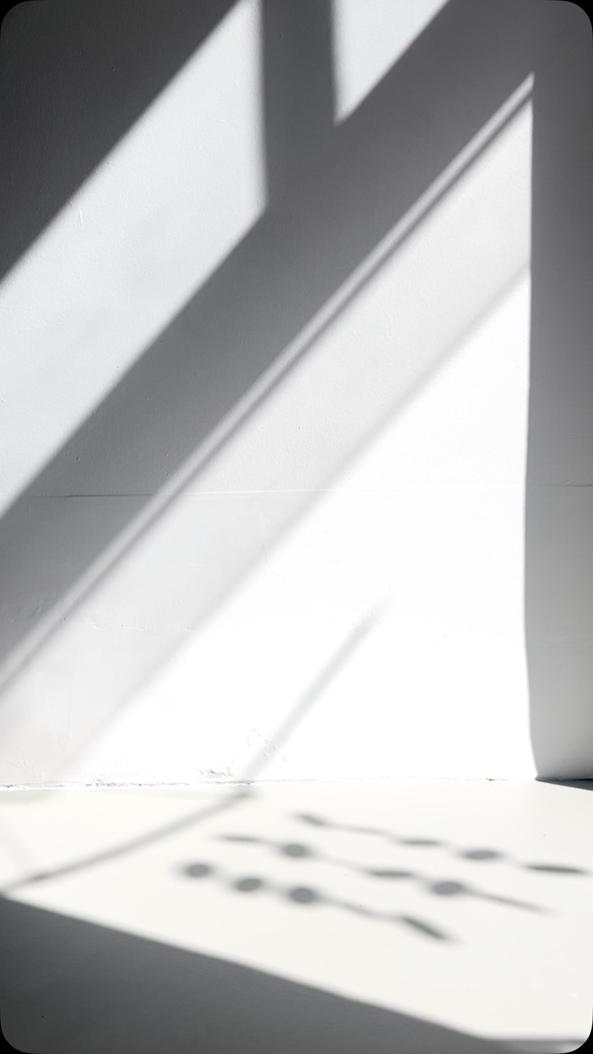 Licht trifft auf Ton.
Schatten entsteht durch Form.
Am Drehteller wird sichtbar, was sonst unscheinbar bleibt.
Jede Bewegung verändert, wie Licht auf der Oberfläche liegt
und wo Tiefe entsteht.
Zentrieren heißt auch: Balance halten.
Zwischen Druck und Ruhe.
Zwischen Oberfläche und Tiefe.
Zwischen dem, was sichtbar ist, und dem, was im Schatten liegt.
Form entsteht genau in diesem Zusammenspiel.
Workshops: cl-ay.de
·
Light meets clay.
Shadow emerges through form.
On the wheel, what is usually subtle becomes visible.
Every movement changes how light sits on the surface
and where depth appears.
Centering is also about balance.
Between pressure and ease.
Between surface and depth.
Between what is seen and what lives in shadow.
Form emerges exactly in this interplay.
Workshops: cl-ay.de
#Drehscheibe
#achtsamkeit
#formdesign
#balance
