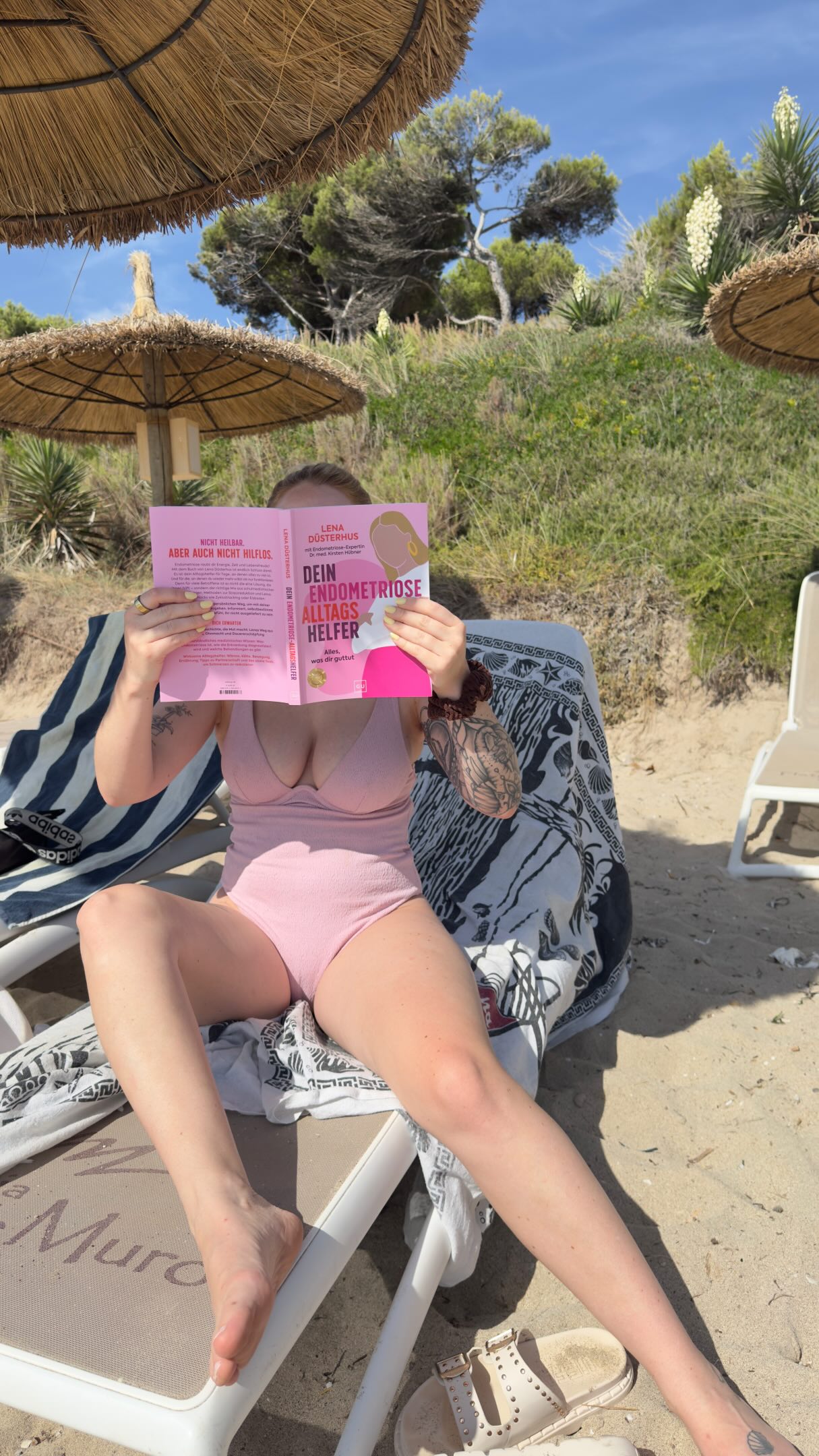 Hey, ich bin Lena und ich habe Endometriose. Vielleicht liest du zum ersten Mal davon, vielleicht kennst du es schon oder bist selbst betroffen – so wie ich.
Ich will dir sagen: Du bist nicht komplett machtlos. Es gibt viele Wege, etwas besser mit Endometriose zu leben. Einer davon ist, deinen eigenen Weg zu finden. Dabei kann ein gutes Buch über Endometriose eine echte Hilfe sein.✨🤞🏽
#endometriose #endometriosis #periode #gyn #endometriosekämpferinnen