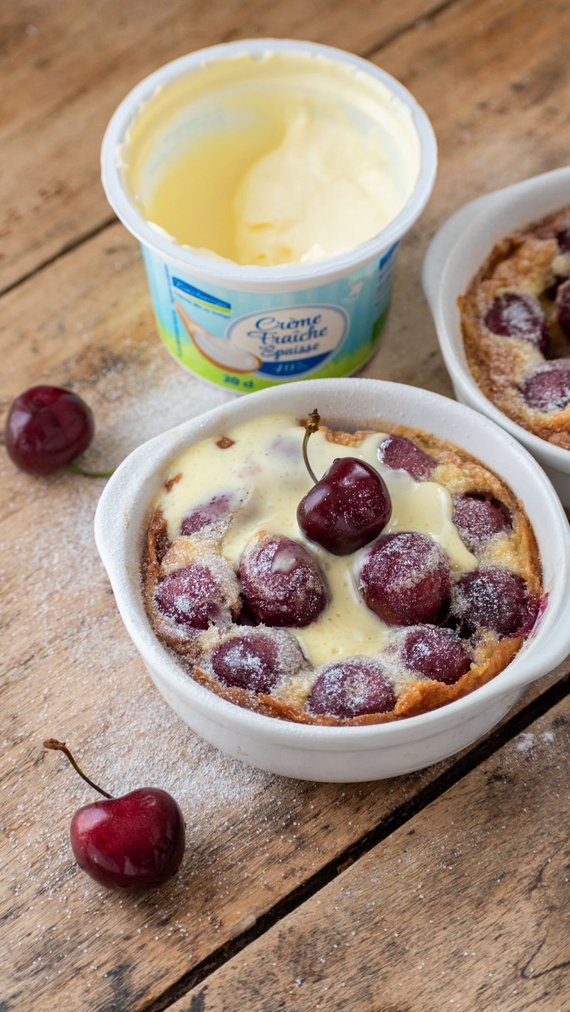 🍒 Le traditionnel clafoutis aux cerises 🍒
Ingrédients :
- 4 oeufs
- 100g de farine
- 50g de sucre
- 40g de beurre demi-sel
- 20 cl de lait
- 1 gousse de vanille
- 1/2 pot de crème fraiche @biochampslaiterie
- Sucre glace
-
Préchauffez le four à 210 °.
👉🏻Lavez rapidement les cerises, équeutez-les et égouttez-les.
👉🏻Faites fondre les 40 g de beurre à feux doux dans une petite casserole.
👉🏻Mélangez dans un saladier, la farine, le sucre, le sel et la vanille égrainée .
Incorporez les oeufs un à un, puis ajoutez le lait petit à petit en continuant de mélanger. Ajoutez le beurre fondu.
👉🏻Beurrez votre ou vos moules, ajoutez les cerises et versez la préparation.
Enfournez 10 minutes à 210 ° puis 15 minutes à 180° ( attention adaptez le temps de cuisson dans des petits moules, car les clafoutis vont cuire beaucoup plus rapidement).
👉🏻Une fois votre clafoutis cuit, laissez-le refroidir et ajouter une bonne cuillère de notre crème fraiche @biochampslaiterie ,préalablement fouettée avec un soupçon de sucre glace.
Délice assuré !😋
#biochampslaiterie #bio #ariegepyrenees #cremefraiche #recettebiochamps