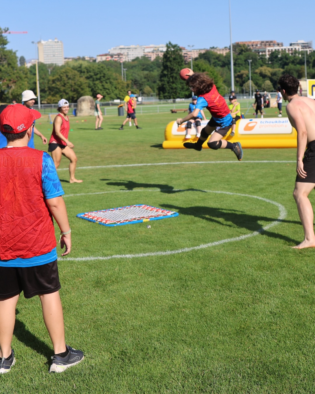 Quelle journée hier a Vessy !
Le tournoi de Mini-Tchouk a réuni jeunes joueuses et familles dans une ambiance estivale et conviviale !
Un grand merci à tous les participants, bénévoles et encadrants qui ont rendu cette journée possible 😍
#minitchouk #tchoukball #geneva #tchoukballgeneve #vessy