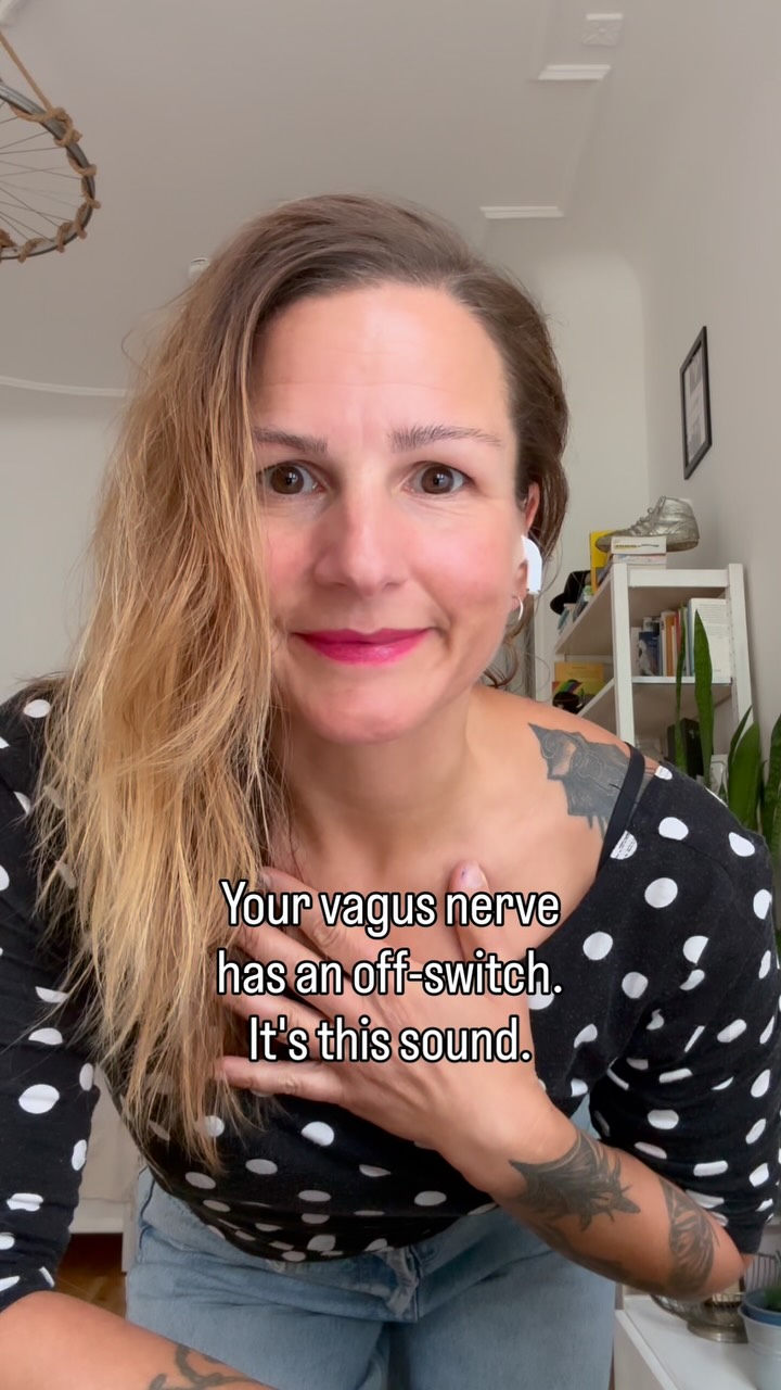 Humming looks ridiculous. Your vagus nerve loves it.
Your vagus nerve runs right past your voice box. Hum, and the vibration stimulates it, which shifts your body out of stress response toward calm. In a 2023 HRV study, humming produced a lower stress index than exercise, emotional stress, even sleep.
Do it like this: close your mouth, place one hand on your chest, breathe in through your nose, hum the exhale out, long and slow, for about 30 seconds. Feel it vibrating in your face and chest. The vibration is the point.
A spiral keeps your nervous system stuck in stress response, and you can't out-think it. A hum sends a physical signal that the threat is over. Not a mood. A mechanism.
This is an easy self-regulation technique you can do everywhere and every time, and no one has to know it.
Save this for the next time your head won't stop.
This was Episode 1 of "Unfck your nervous system, one trick at a time", one new technique each week for nervous system regulation. Five more coming.
#selfregulation #nervoussystemregulation #somaticcoaching #breathwork