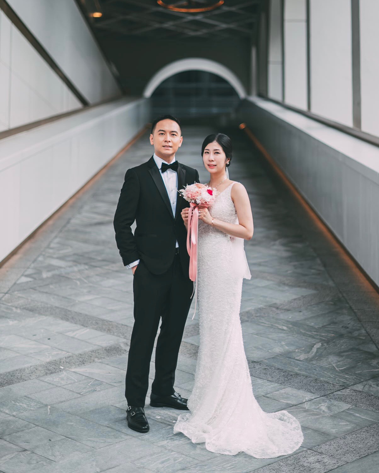 著住婚紗去登記註冊,唔只係簽紙一刻 💍✨
註冊嗰日化得咁靚靚,點可以淨係影簽紙咁浪費?
「一站式註冊套餐服務」👰🏻♀️🤵🏻
由揀婚紗、化妝、攝影一次搞掂,全程放心交比我哋安排!
4位攝影師 × 6位化妝師自由選擇,又抵