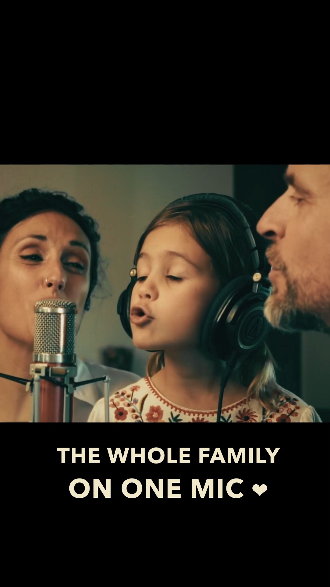 One of our favorite little moments from this session ❤️
Laura, Zoe and I singing background vocals together around the same mic.
Not perfect, not planned too much… just family, music, and a song we love.
Our version of “Besta é Tu” by Novos Baianos.
Obrigado for listening ✨