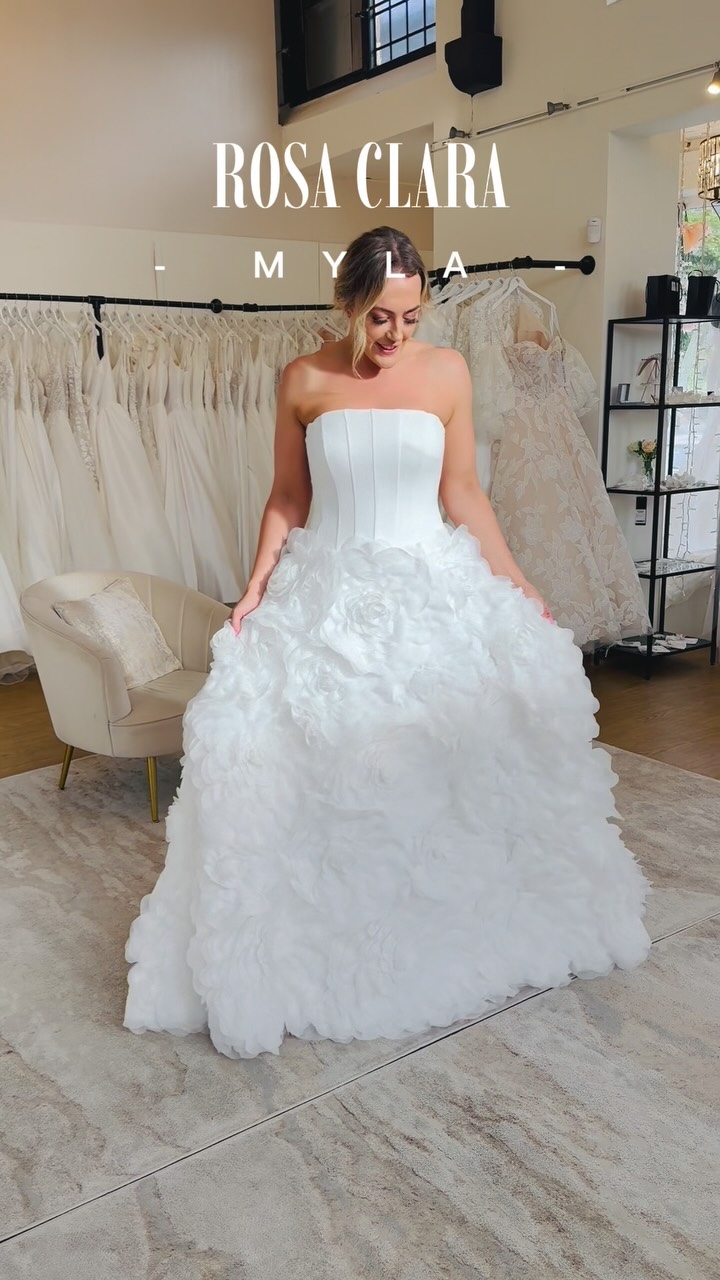 You walk into your appointment thinking you’re going to see the same wedding dresses as everywhere else… and then 💥
You realise you’re at The Bridal Box Boutique where we love something a bit different 🖤
Send this to a bride who needs to hear that being different is the way forward 🥰
#rosaclara #airebarcelona #yorkshirebridalboutique #bridalboutique #weddingdress